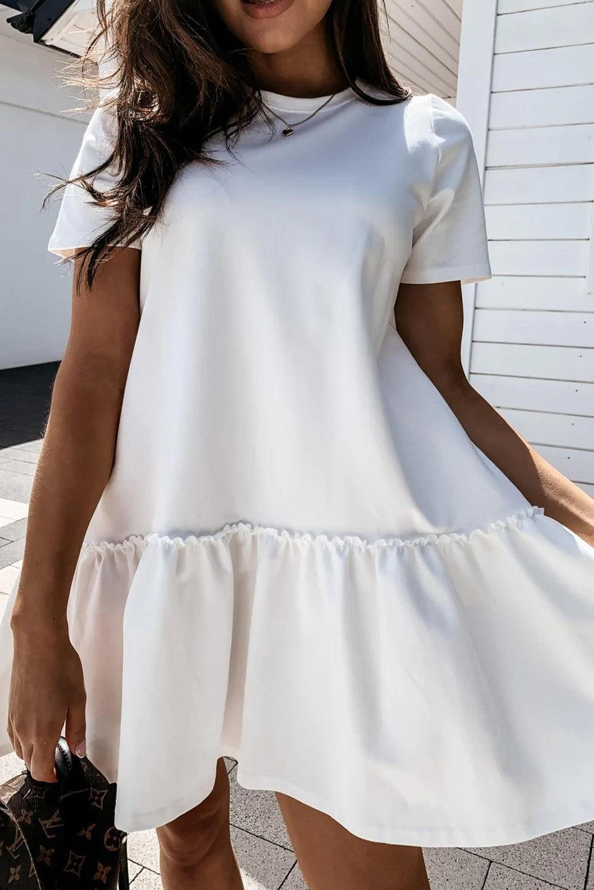 Robe courte féminine avec volants et manches courtes