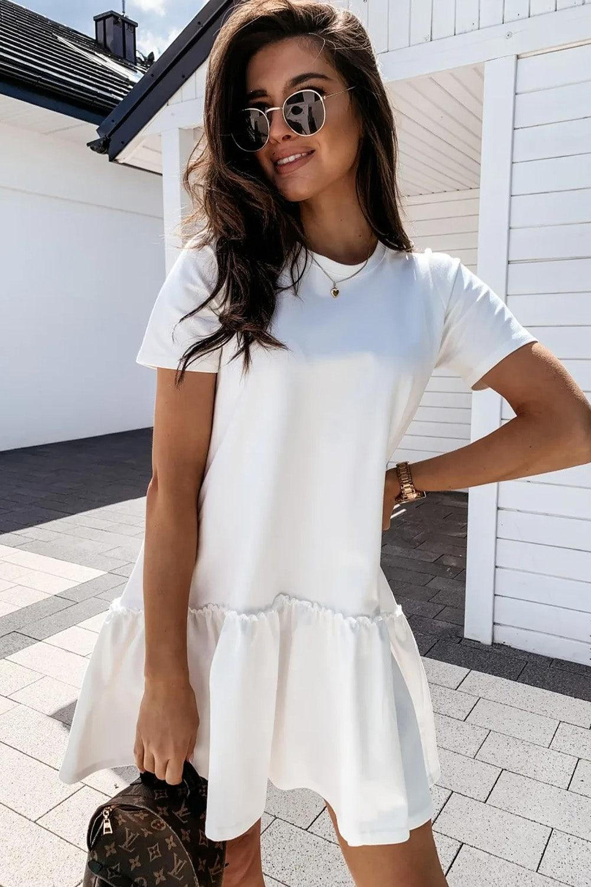Robe courte féminine avec volants et manches courtes