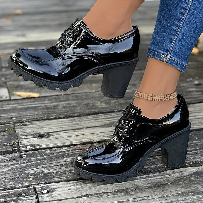 Élégance Perchée | Escarpins Chunky Unicolores pour un Style Audacieux