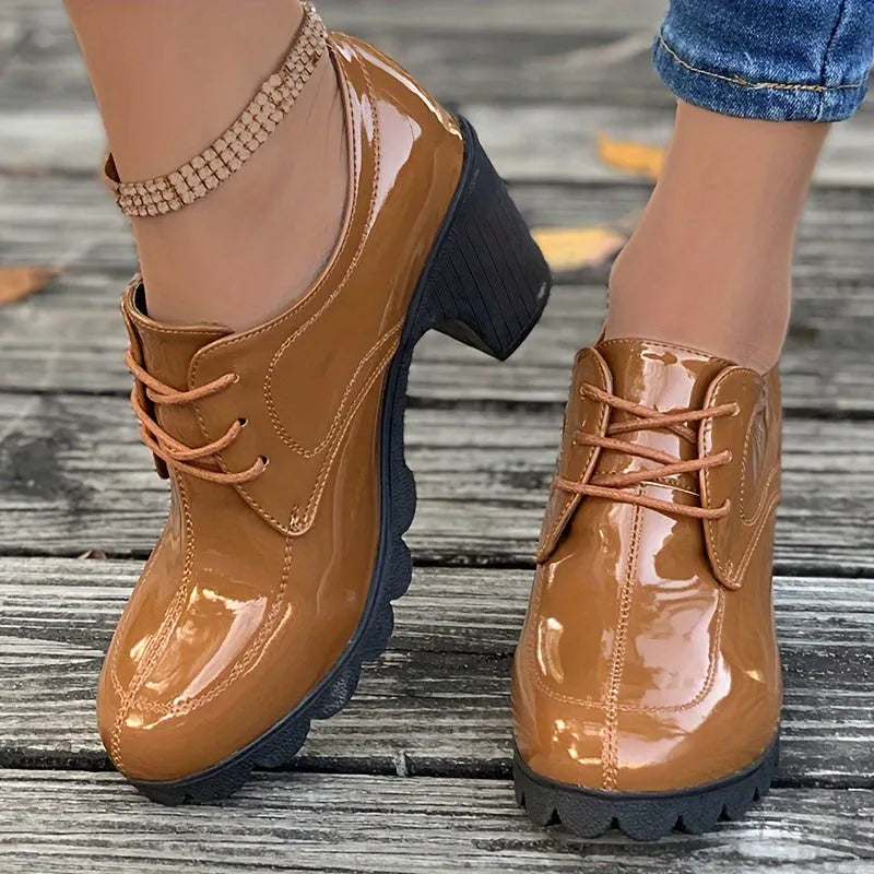 Élégance Perchée | Escarpins Chunky Unicolores pour un Style Audacieux