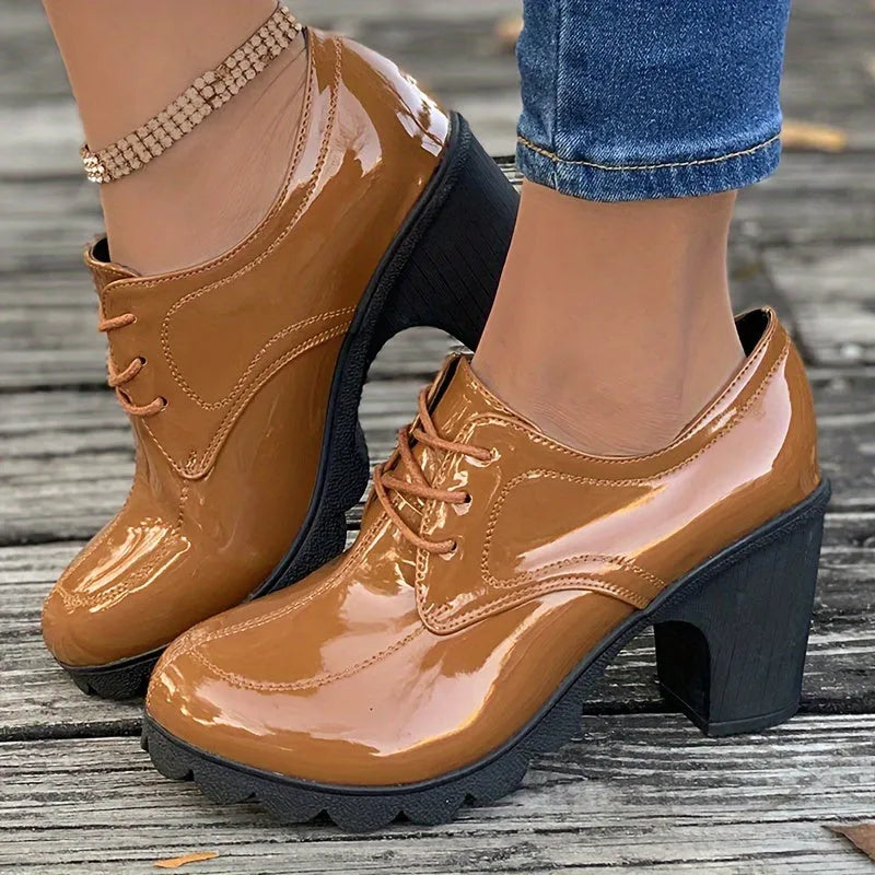 Élégance Perchée | Escarpins Chunky Unicolores pour un Style Audacieux