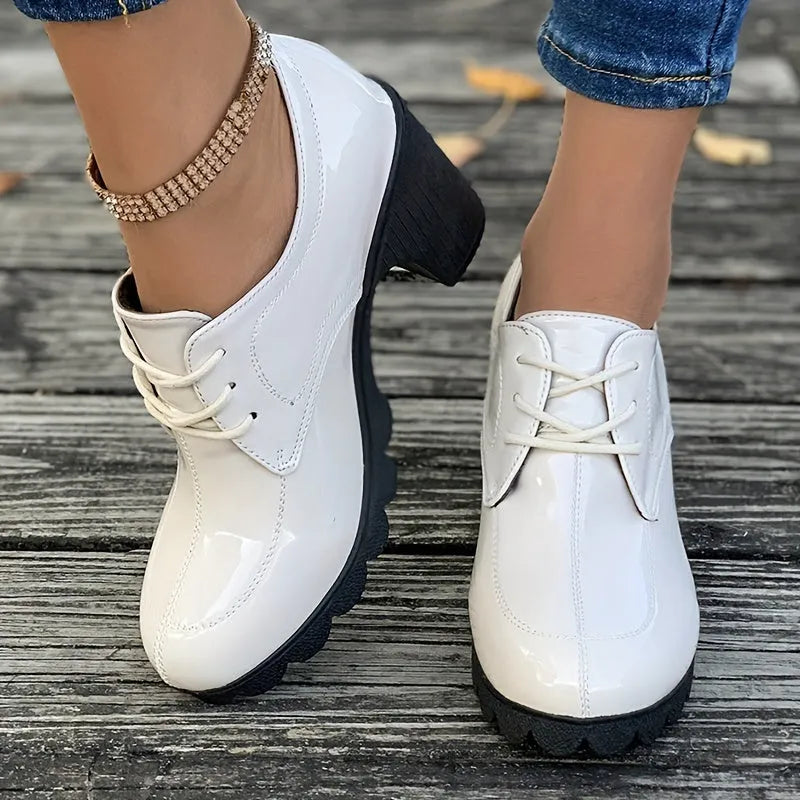 Élégance Perchée | Escarpins Chunky Unicolores pour un Style Audacieux