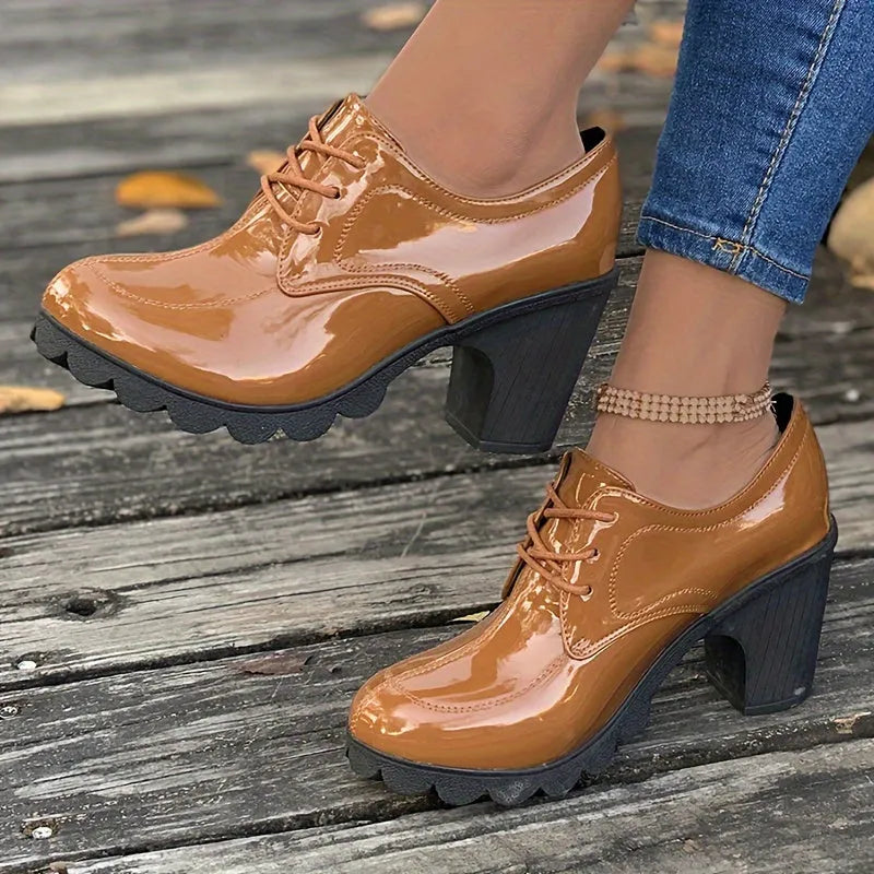 Élégance Perchée | Escarpins Chunky Unicolores pour un Style Audacieux