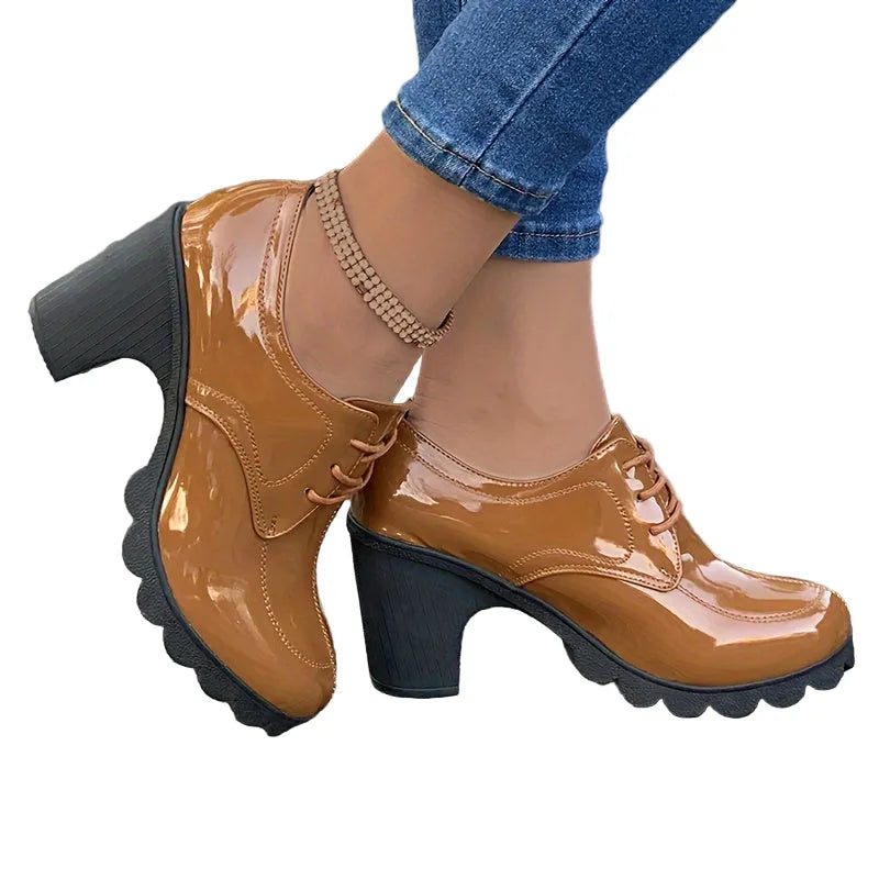Élégance Perchée | Escarpins Chunky Unicolores pour un Style Audacieux