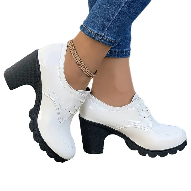 Élégance Perchée | Escarpins Chunky Unicolores pour un Style Audacieux