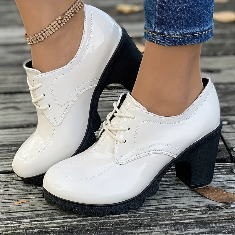 Élégance Perchée | Escarpins Chunky Unicolores pour un Style Audacieux