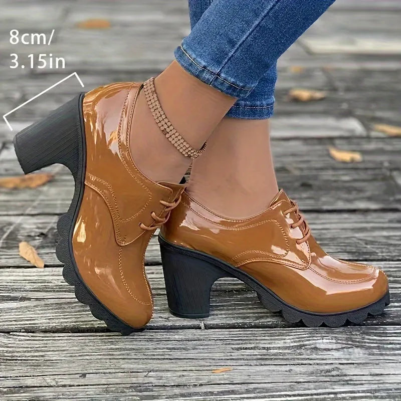 Élégance Perchée | Escarpins Chunky Unicolores pour un Style Audacieux