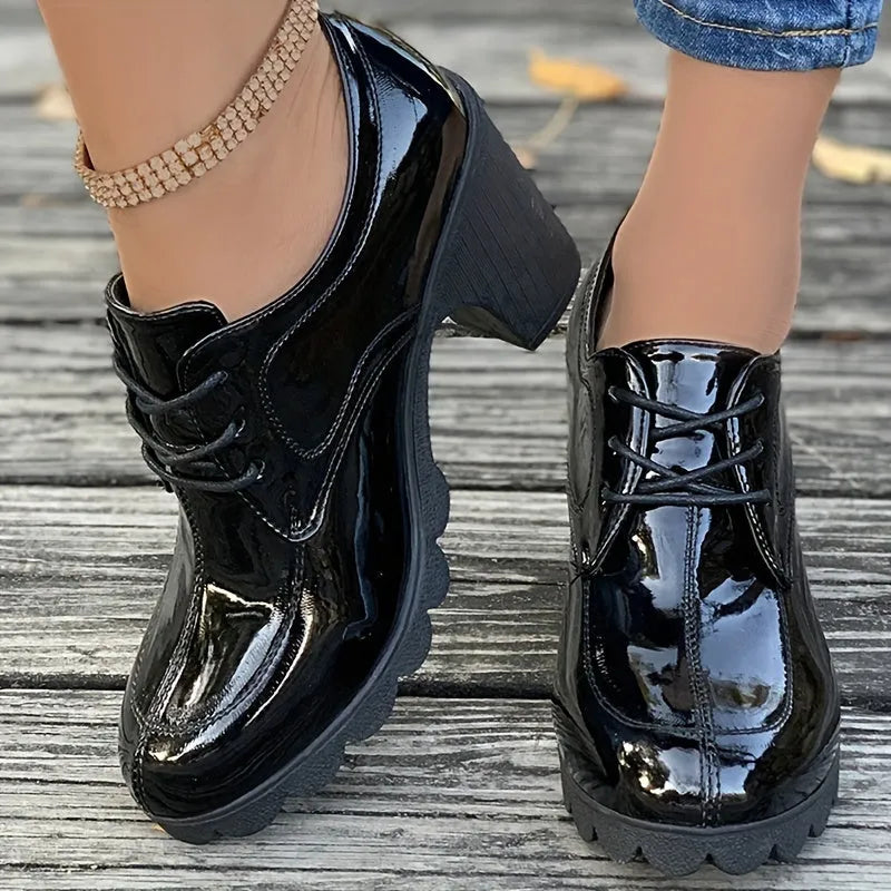 Élégance Perchée | Escarpins Chunky Unicolores pour un Style Audacieux