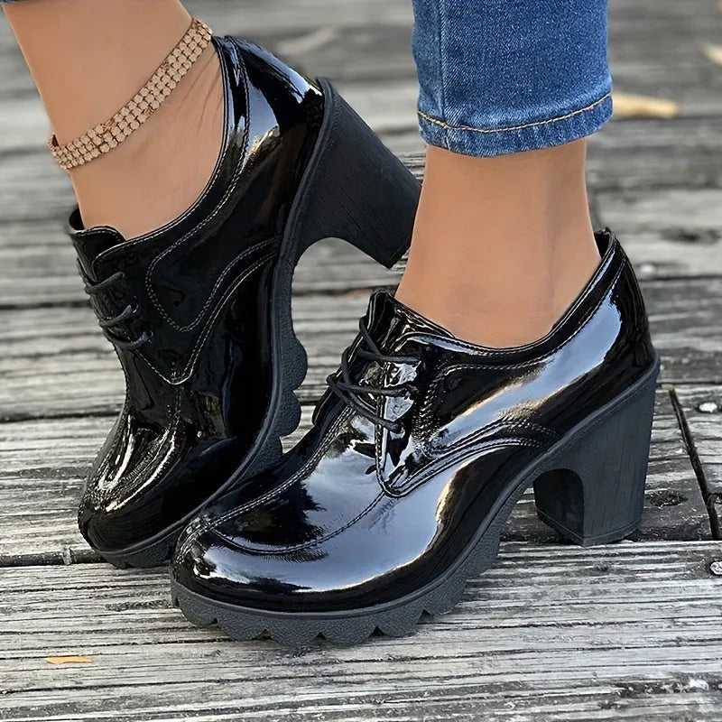 Élégance Perchée | Escarpins Chunky Unicolores pour un Style Audacieux