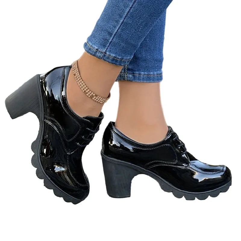 Élégance Perchée | Escarpins Chunky Unicolores pour un Style Audacieux