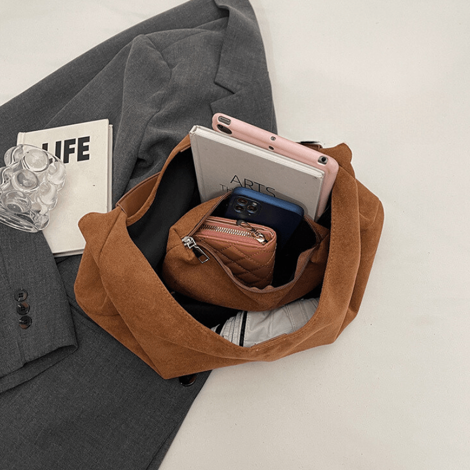 Élégance Portative | Sac souple en V avec pochette et anse longue