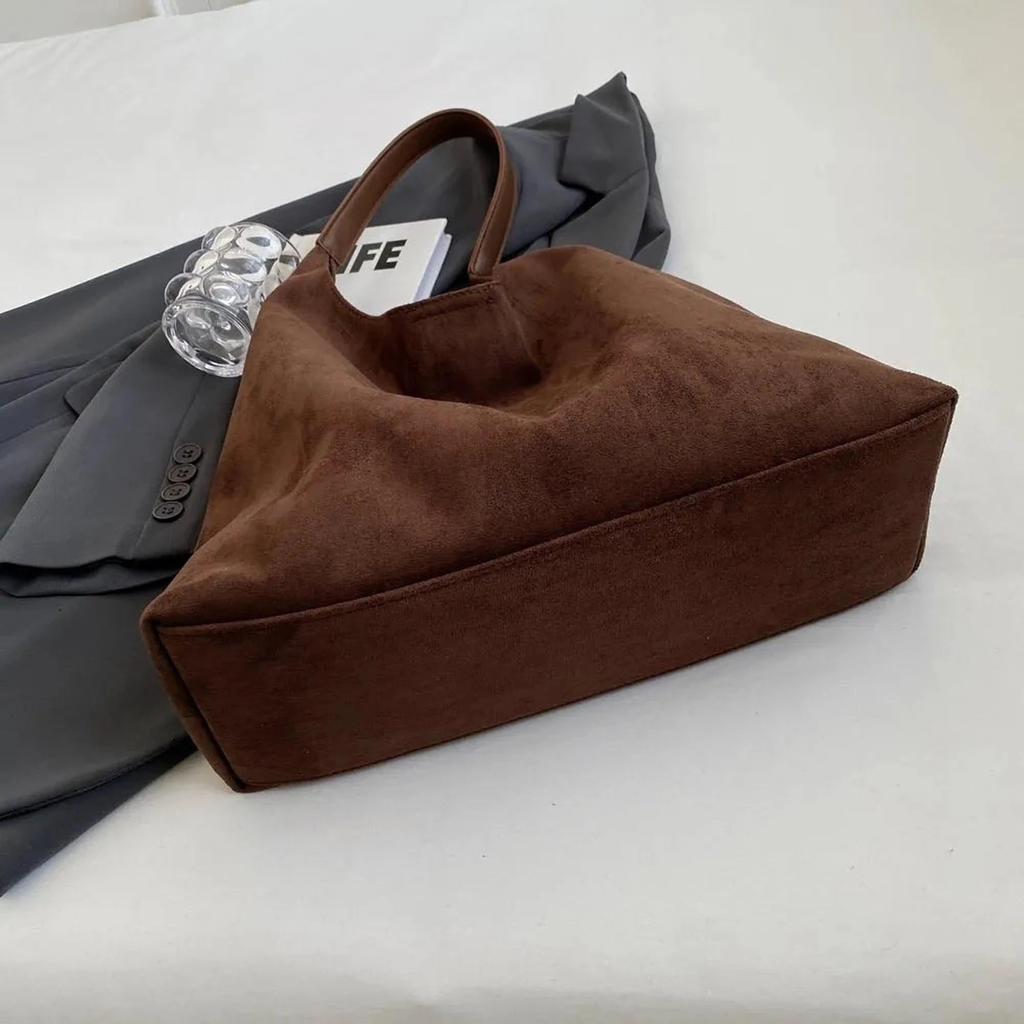 Élégance Portative | Sac souple en V avec pochette et anse longue