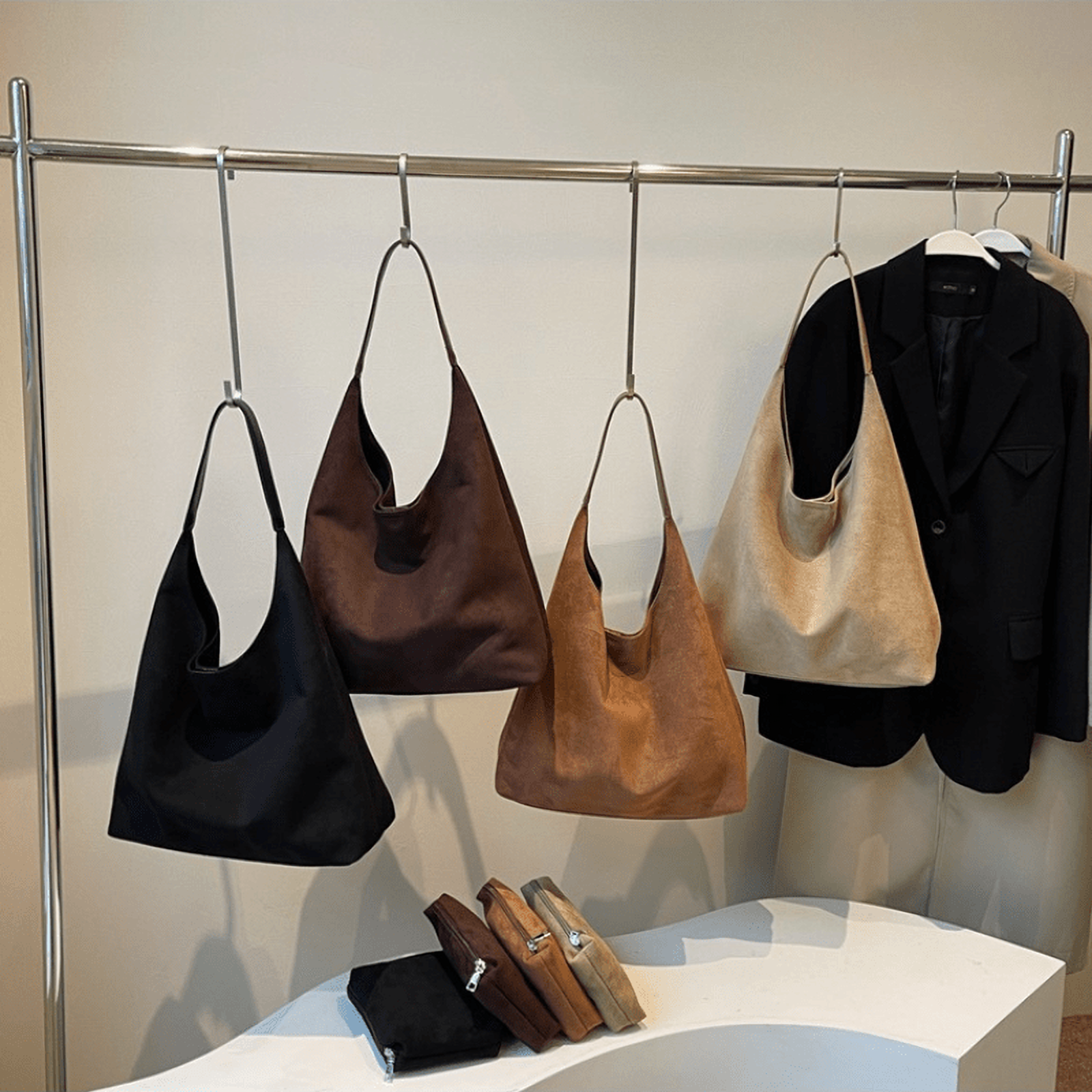 Élégance Portative | Sac souple en V avec pochette et anse longue