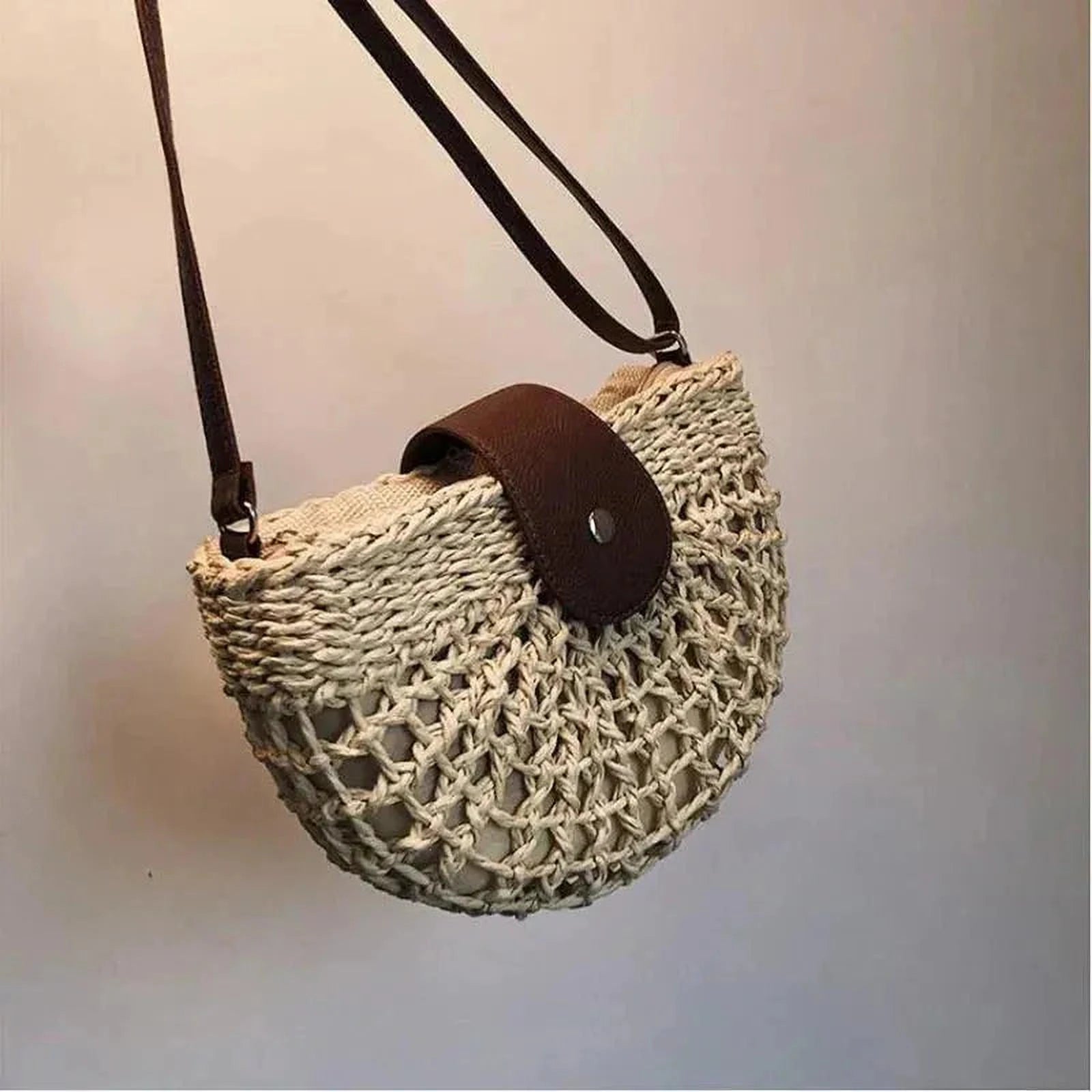 Élégance Ronde | Sac Bandoulière Tressé Avec Rabat Pratique