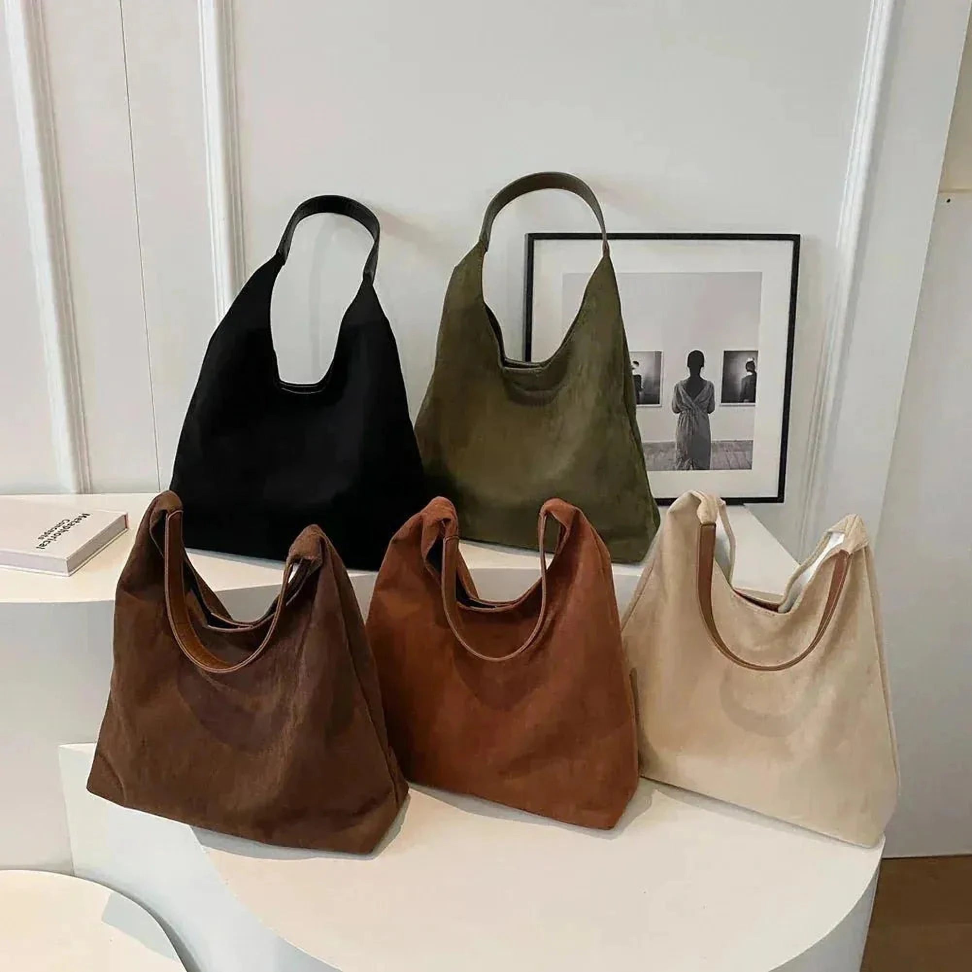Élégance Soyeuse | Sac Tote en Daim Brun pour Tenue Féminine