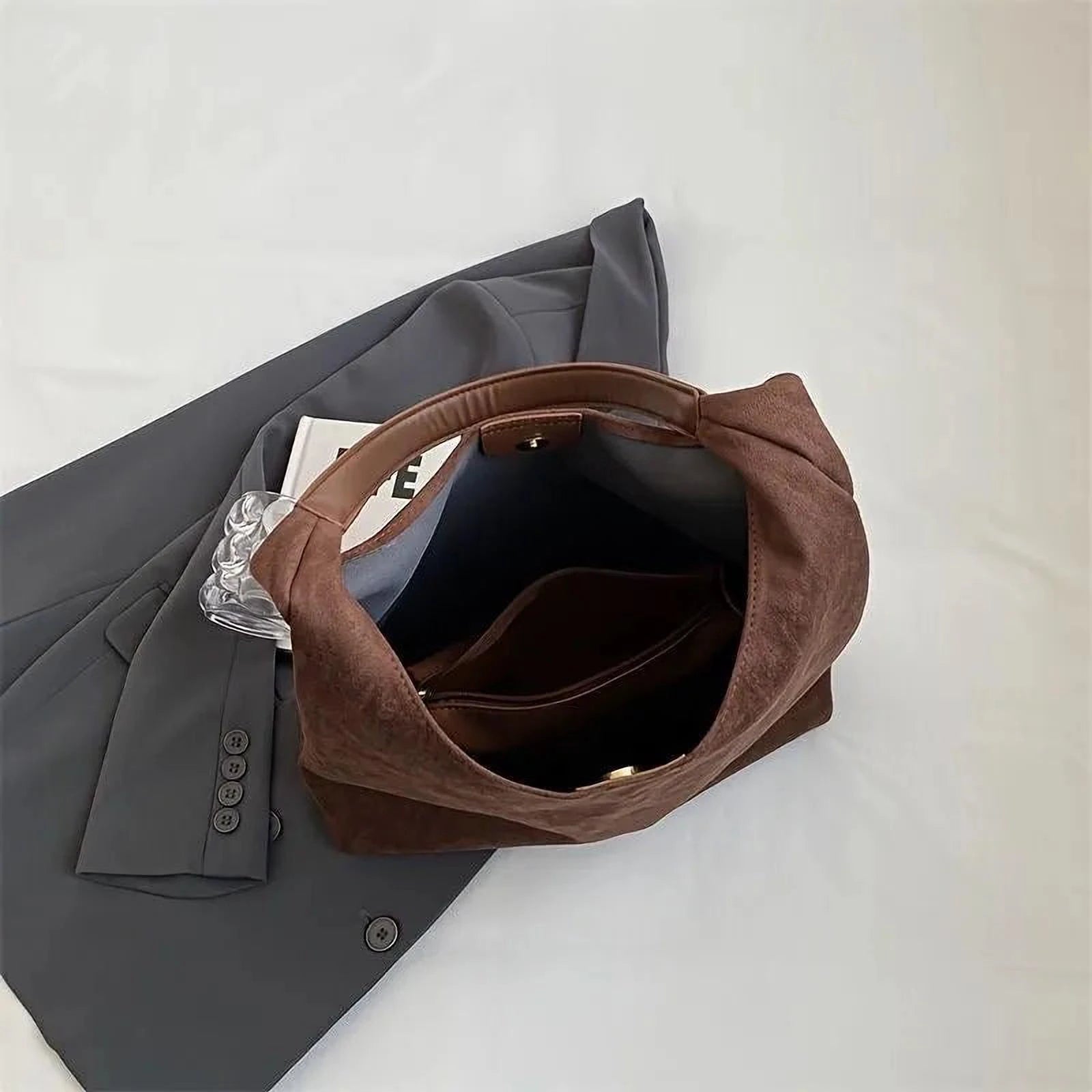Élégance Soyeuse | Sac Tote en Daim Brun pour Tenue Féminine