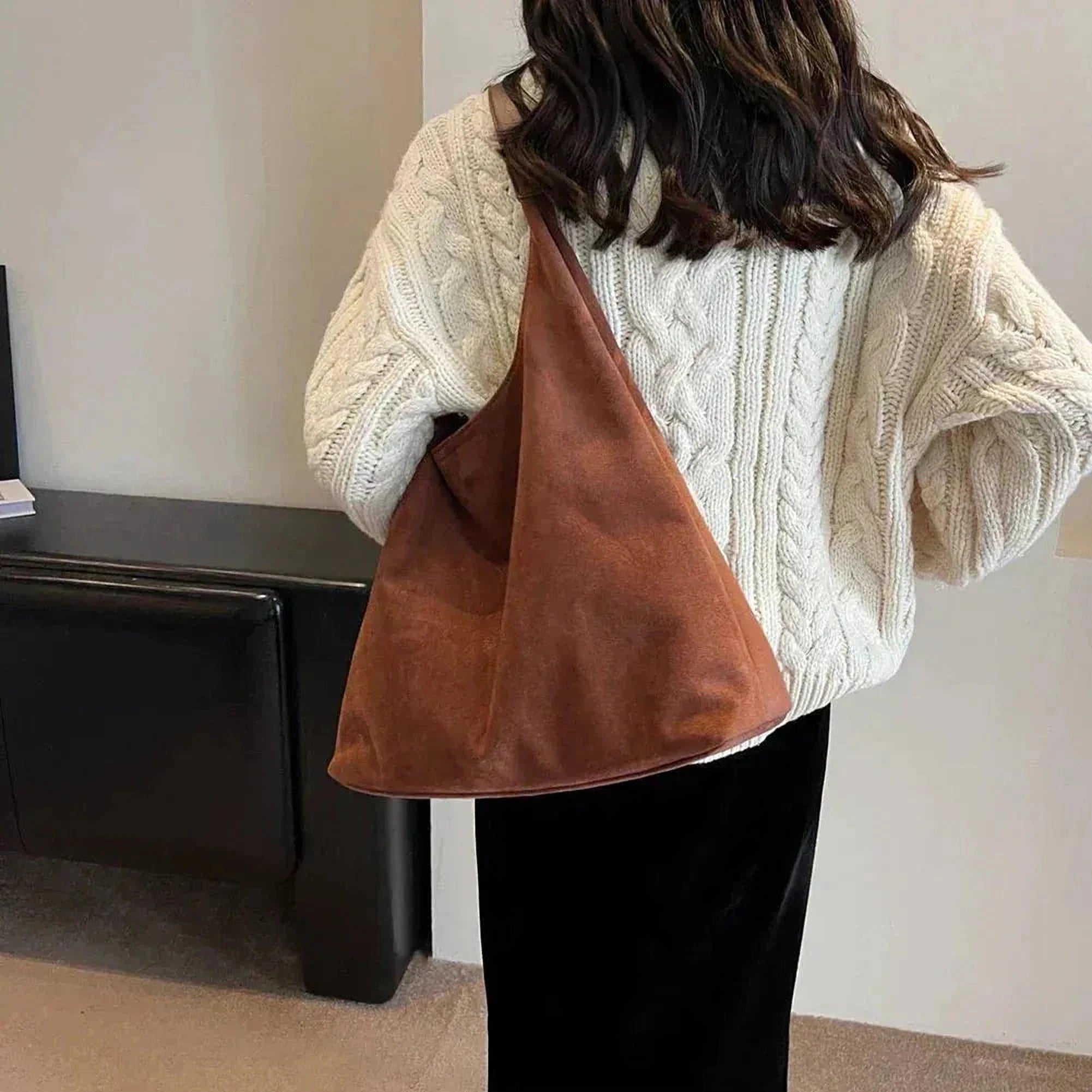 Élégance Soyeuse | Sac Tote en Daim Brun pour Tenue Féminine