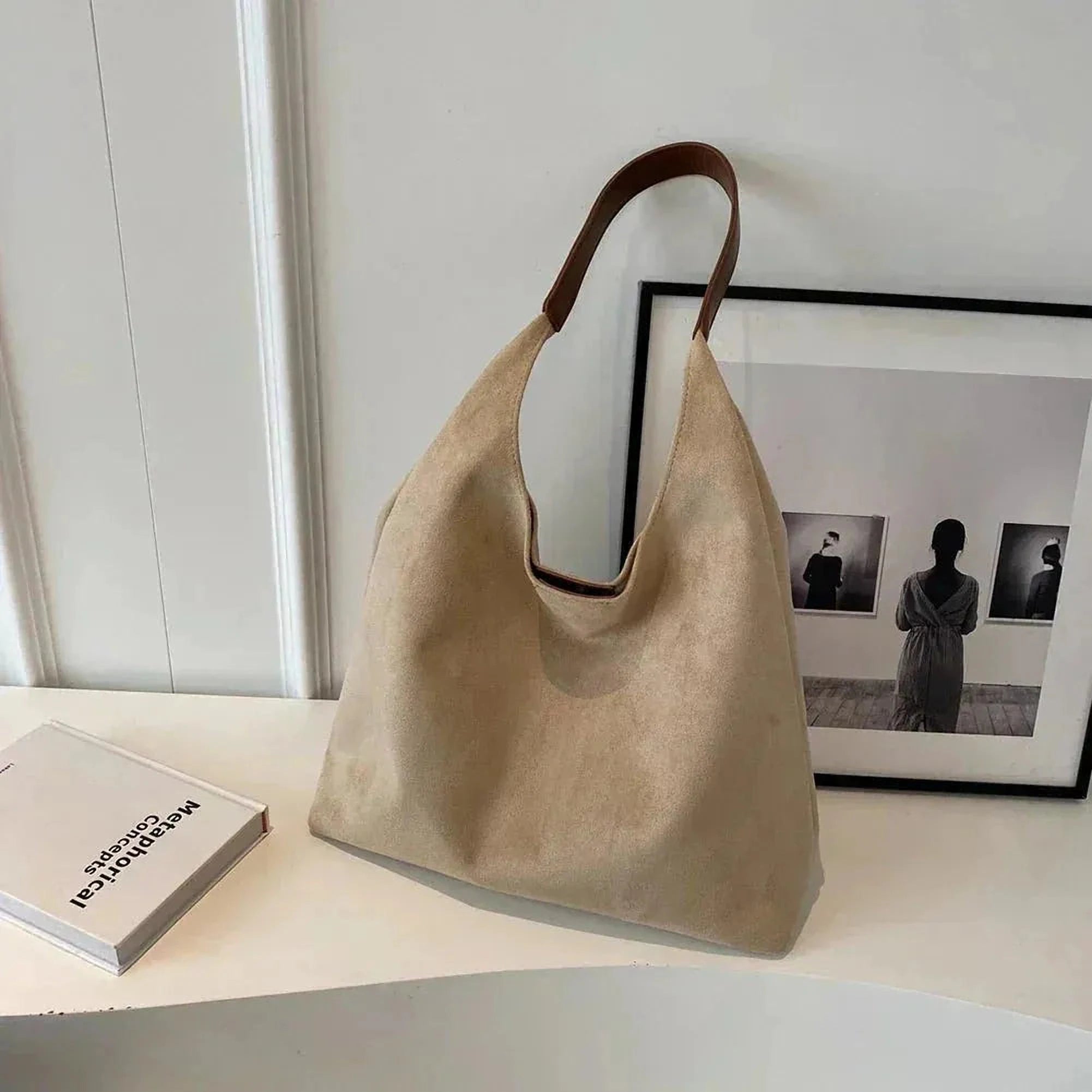 Élégance Soyeuse | Sac Tote en Daim Brun pour Tenue Féminine