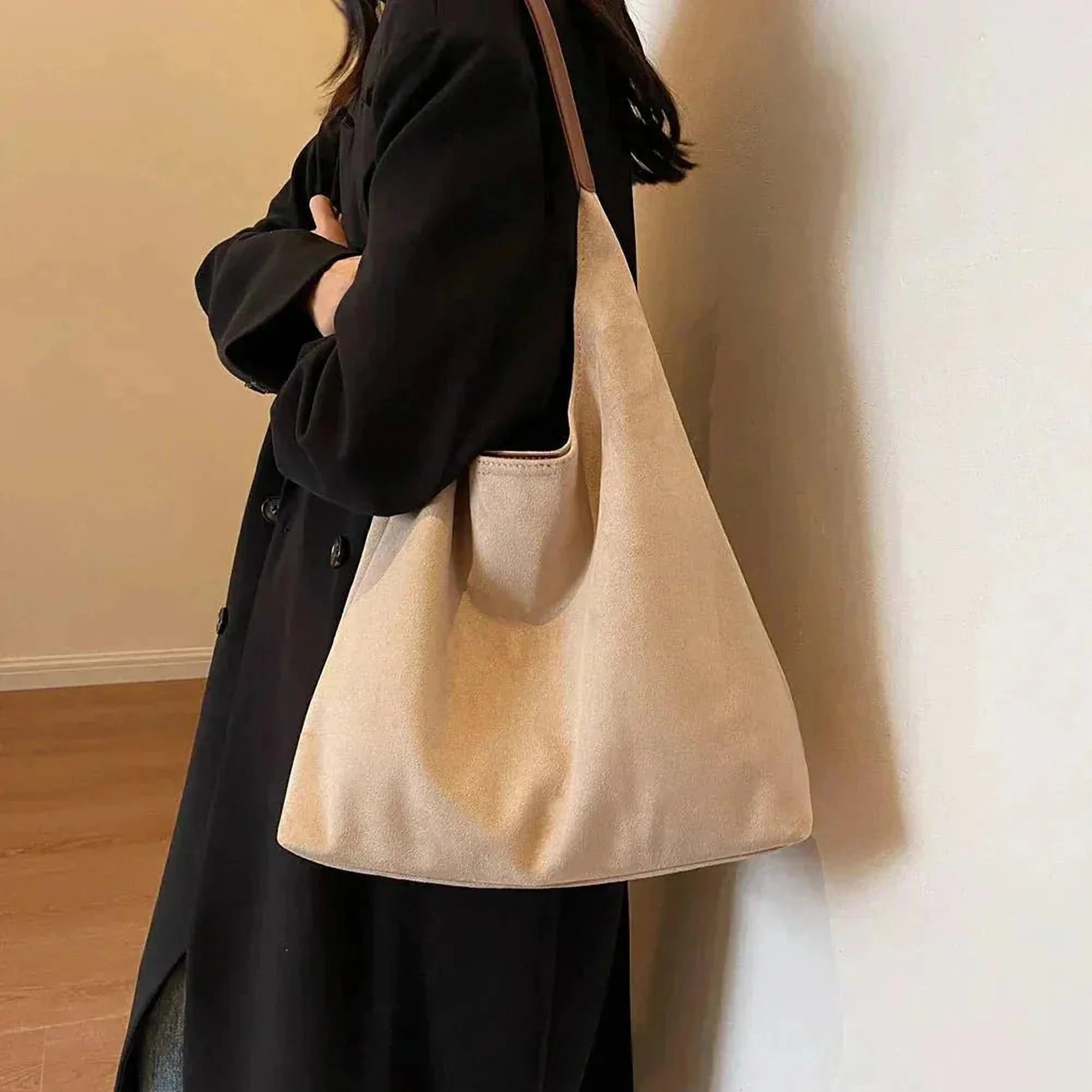 Élégance Soyeuse | Sac Tote en Daim Brun pour Tenue Féminine