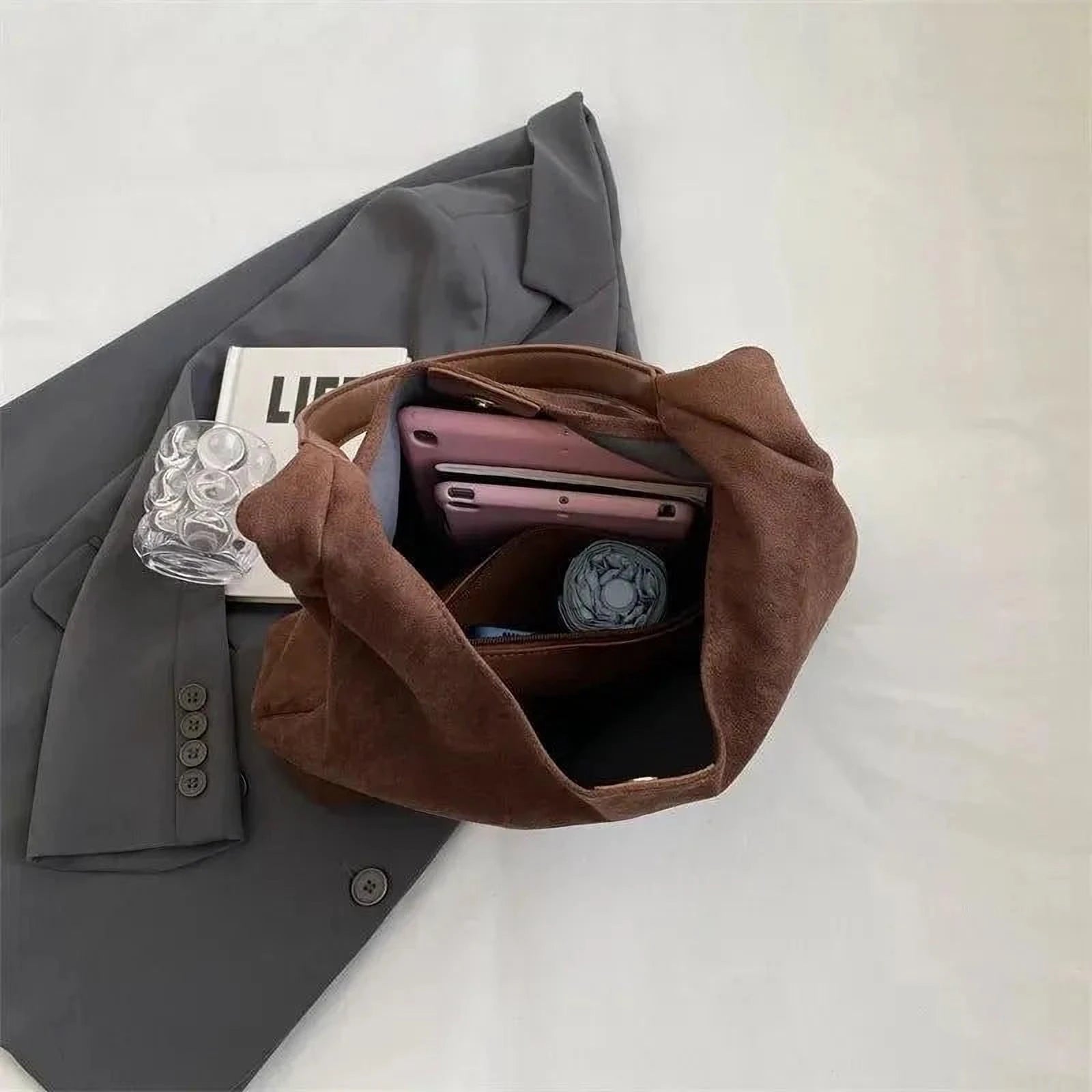 Élégance Soyeuse | Sac Tote en Daim Brun pour Tenue Féminine