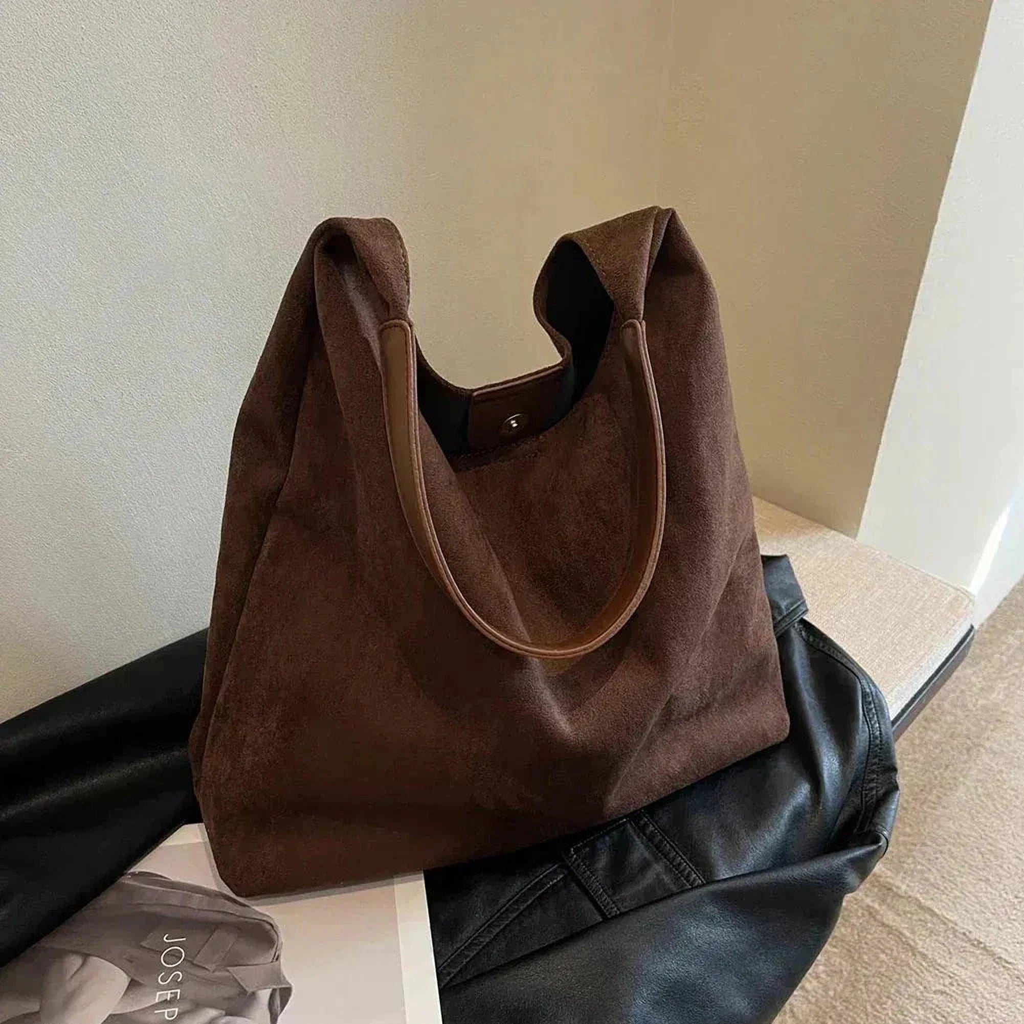 Élégance Soyeuse | Sac Tote en Daim Brun pour Tenue Féminine