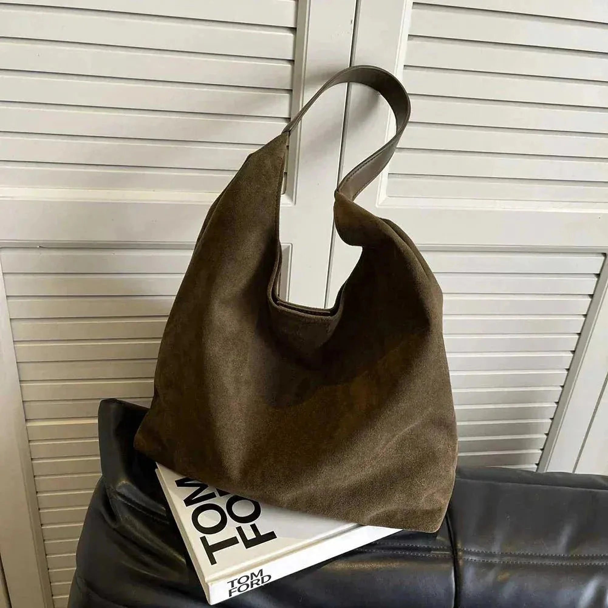 Élégance Soyeuse | Sac Tote en Daim Brun pour Tenue Féminine
