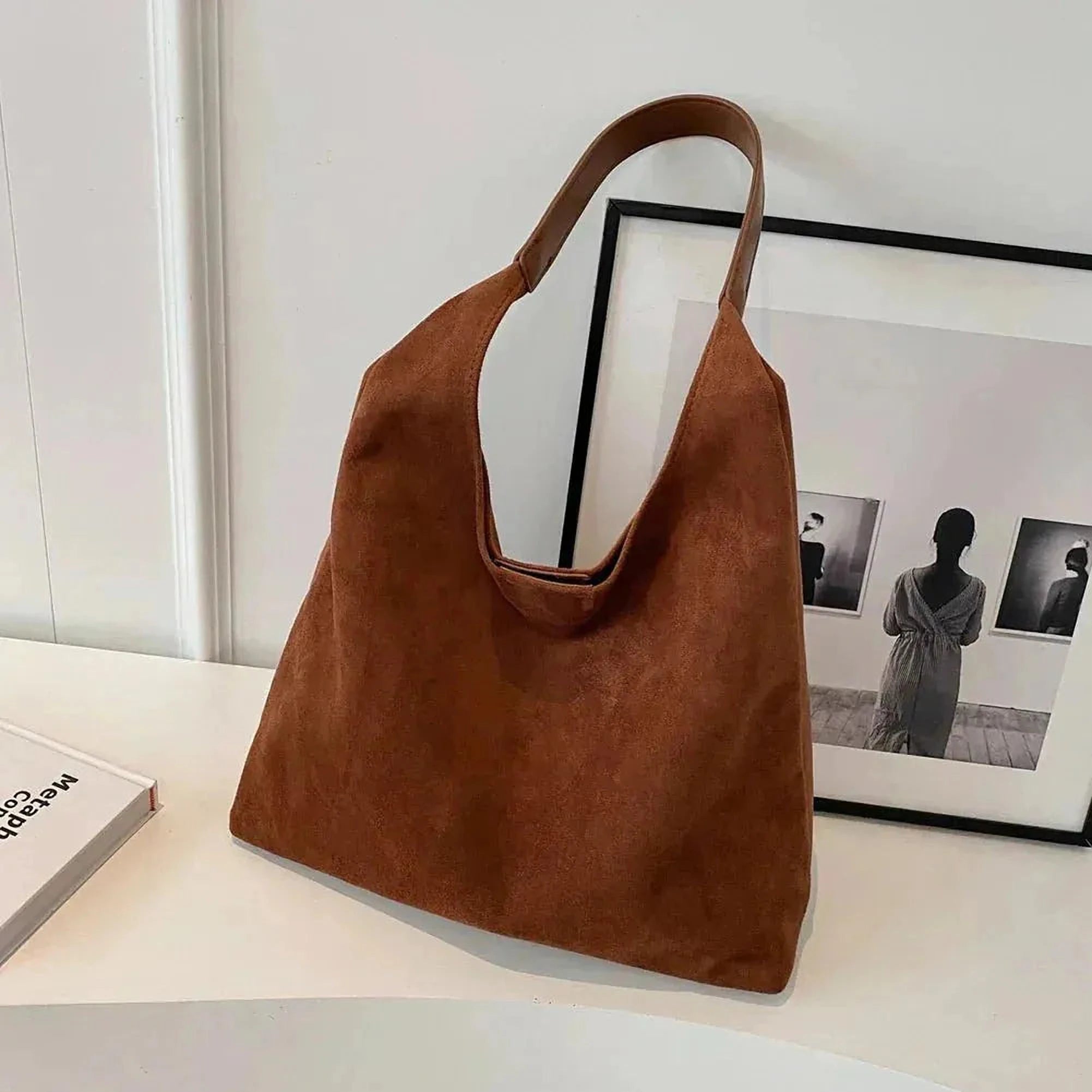 Élégance Soyeuse | Sac Tote en Daim Brun pour Tenue Féminine