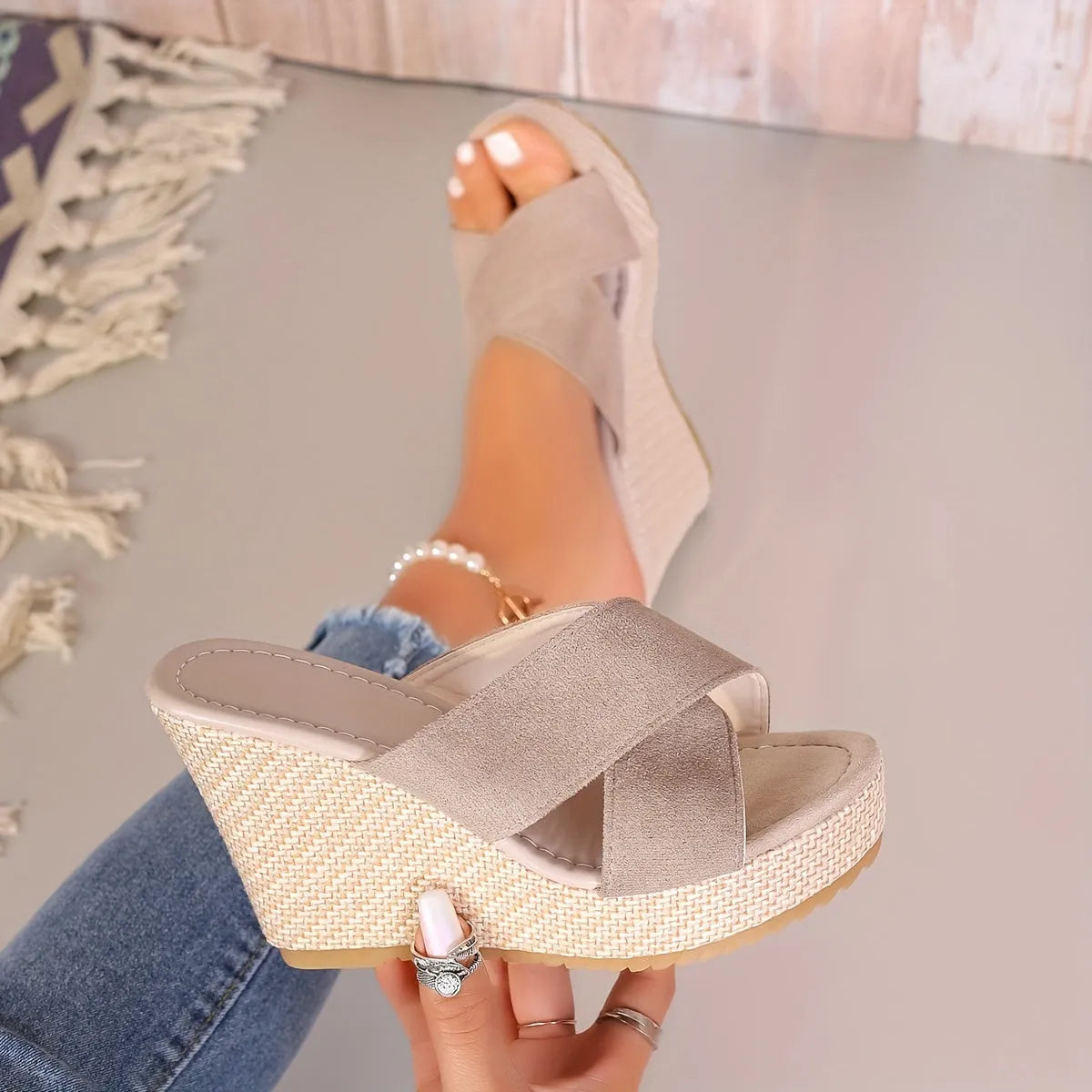 Liora Sauge | Sandales compensées simples et chics pour femmes