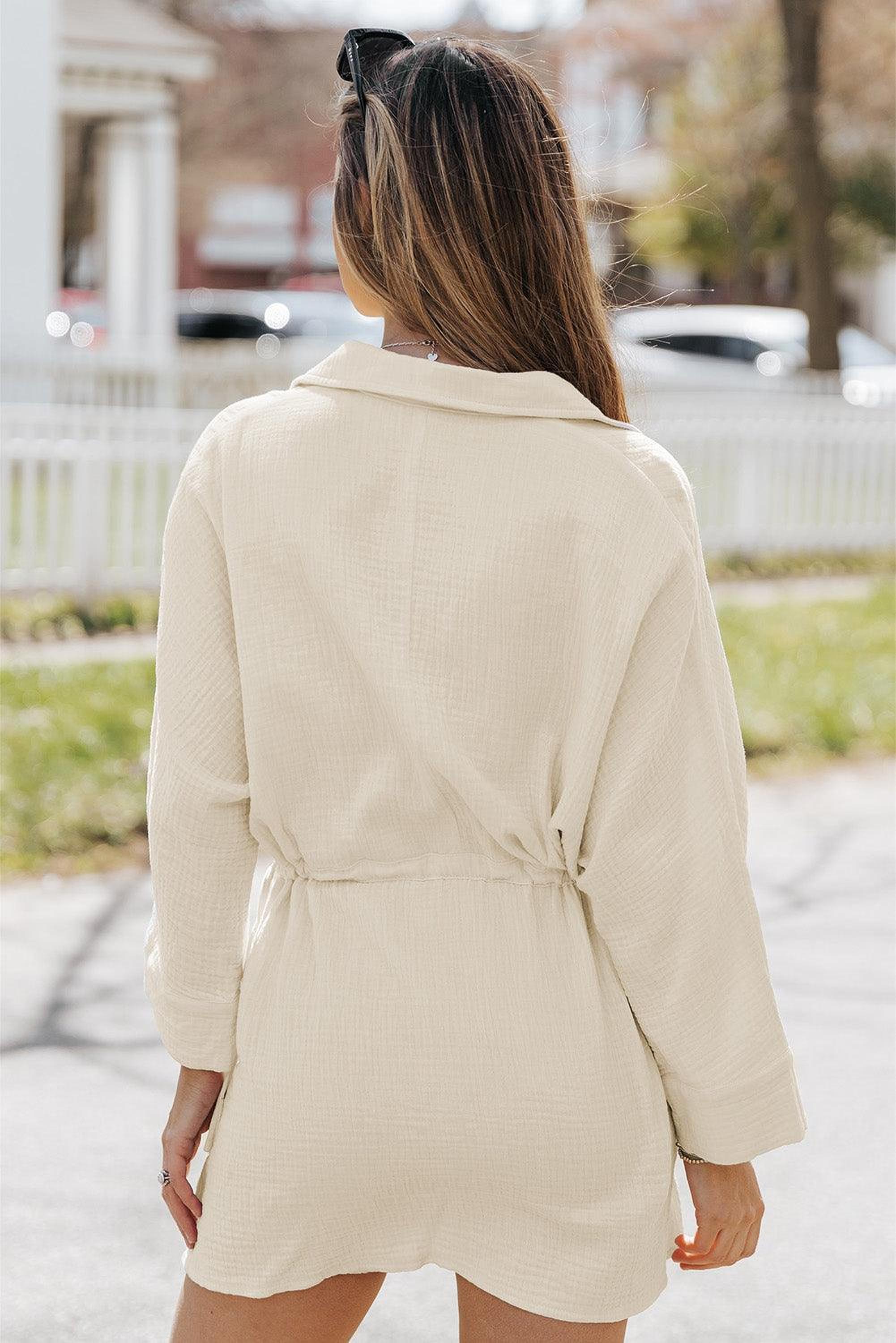 Robe élégante avec boutons et cordon à la taille
