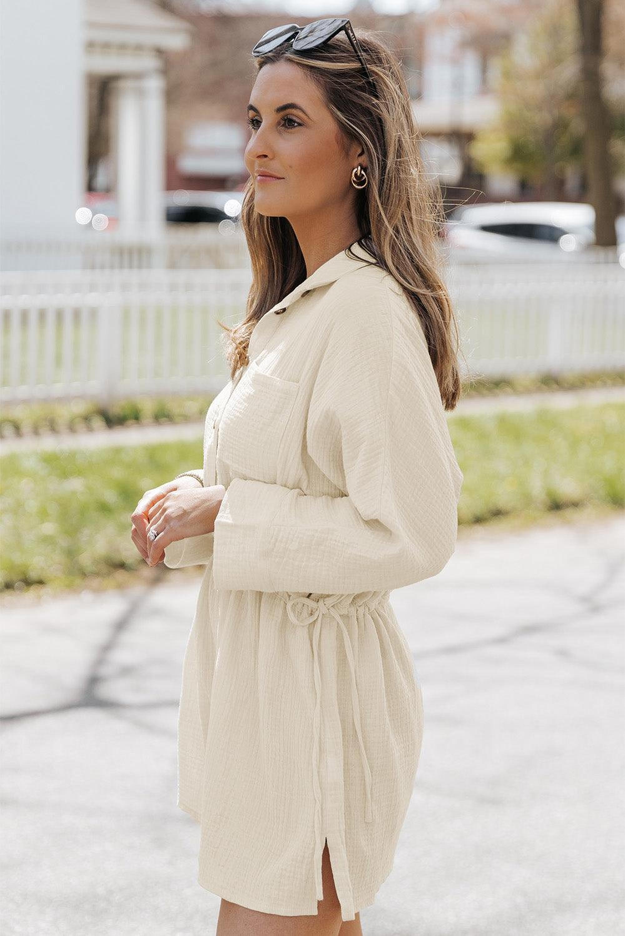 Robe élégante avec boutons et cordon à la taille