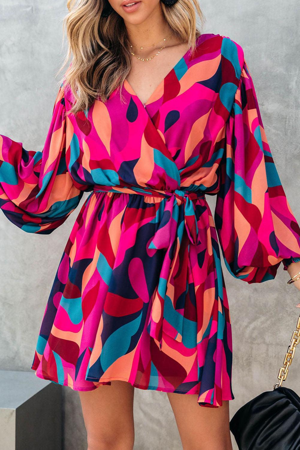 Mini-robe colorée avec ceinture et manches bouffantes élégantes