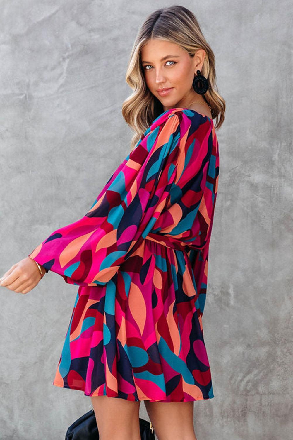 Mini-robe colorée avec ceinture et manches bouffantes élégantes