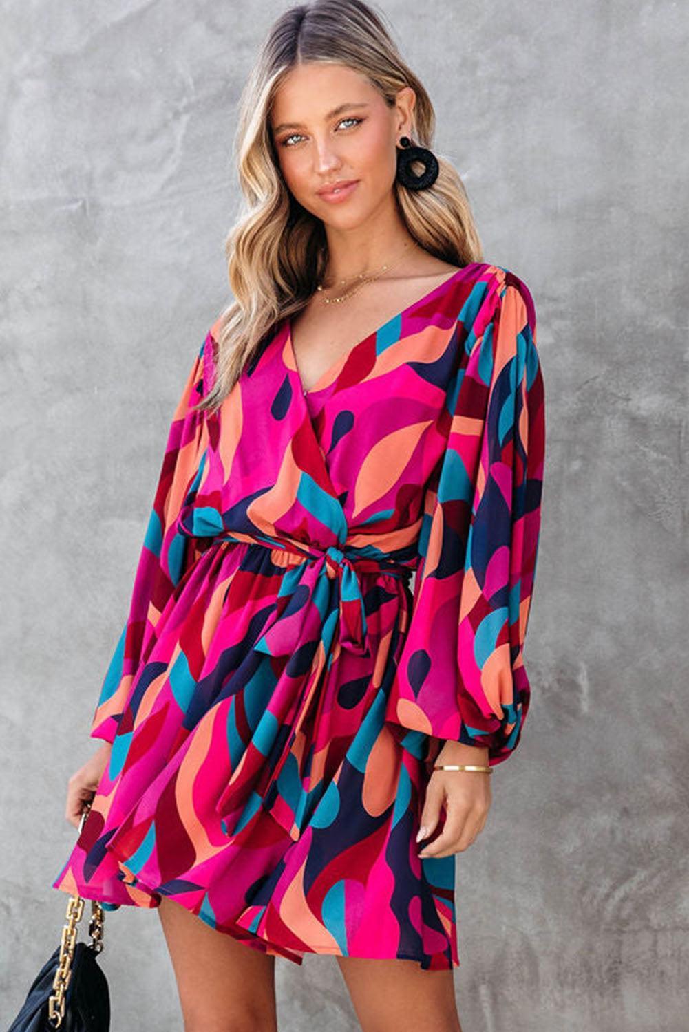 Mini-robe colorée avec ceinture et manches bouffantes élégantes