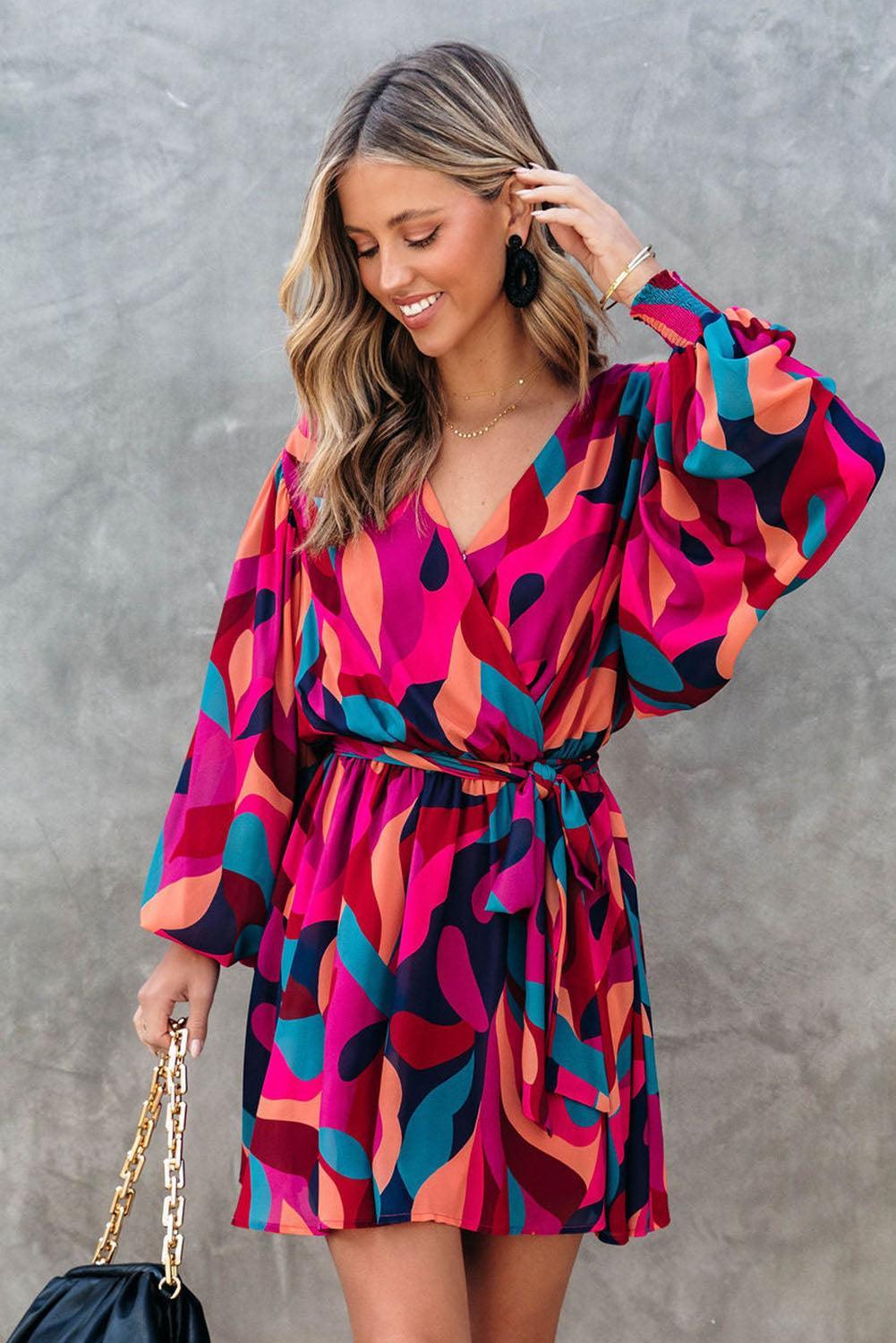 Mini-robe colorée avec ceinture et manches bouffantes élégantes