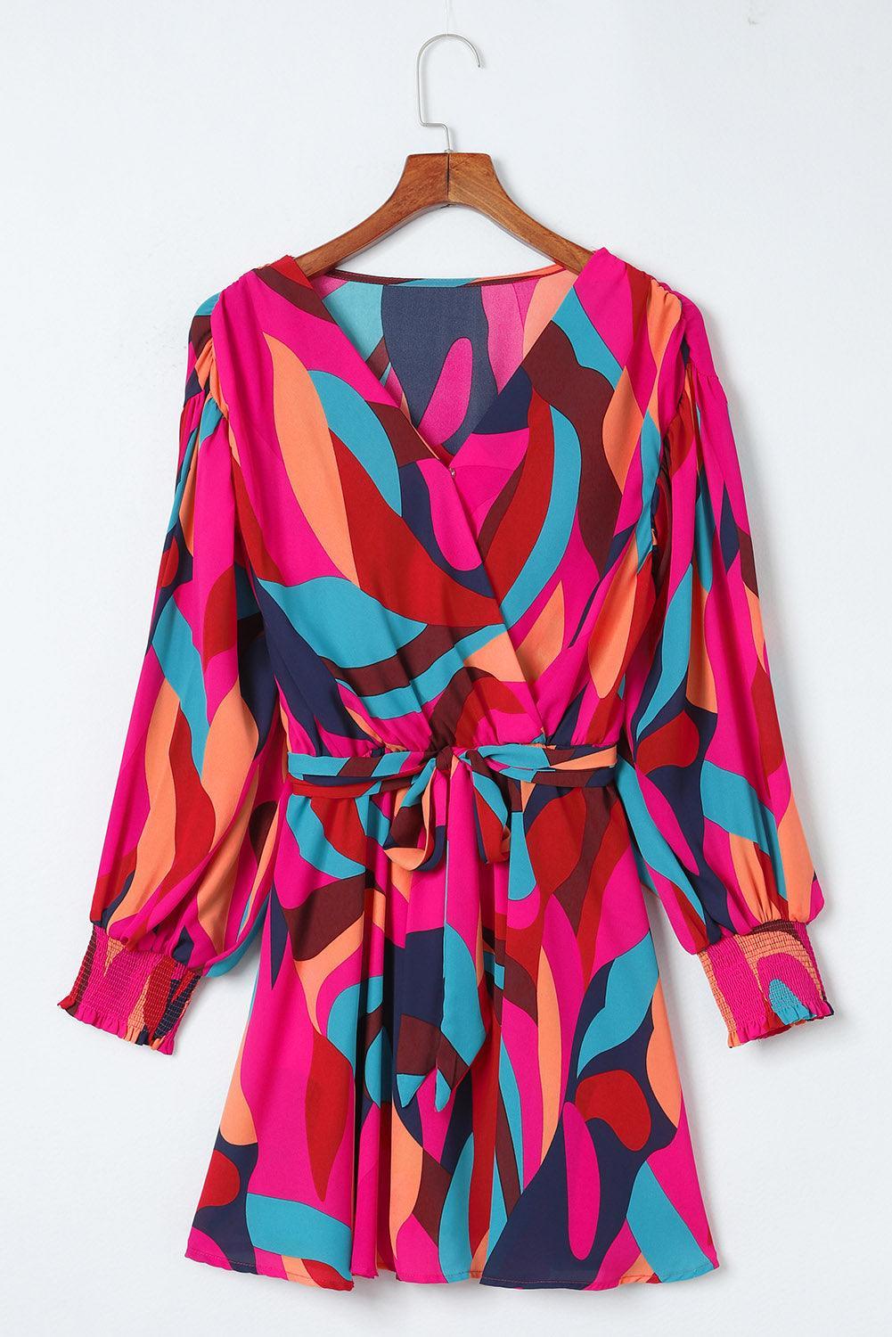 Mini-robe colorée avec ceinture et manches bouffantes élégantes