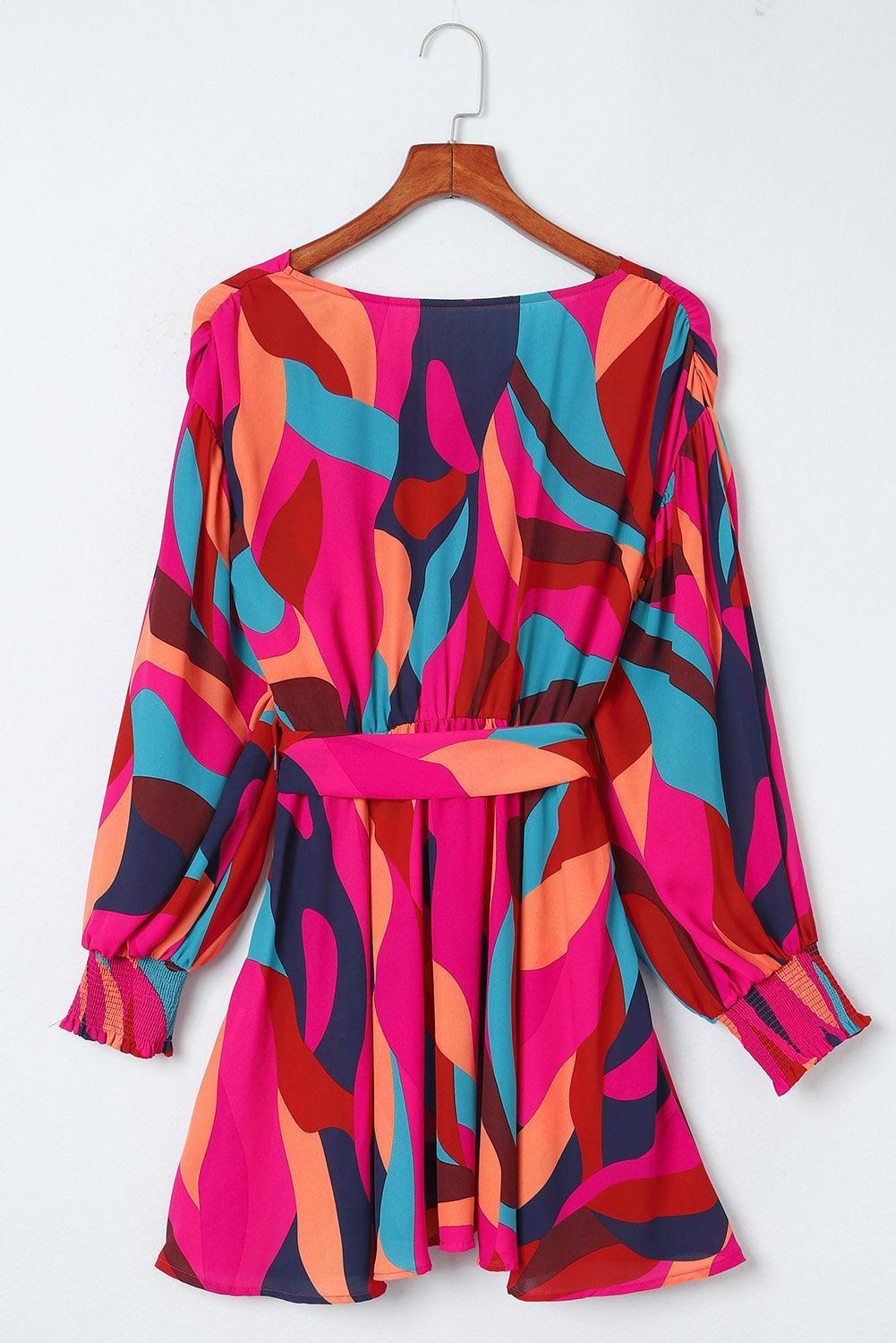 Mini-robe colorée avec ceinture et manches bouffantes élégantes
