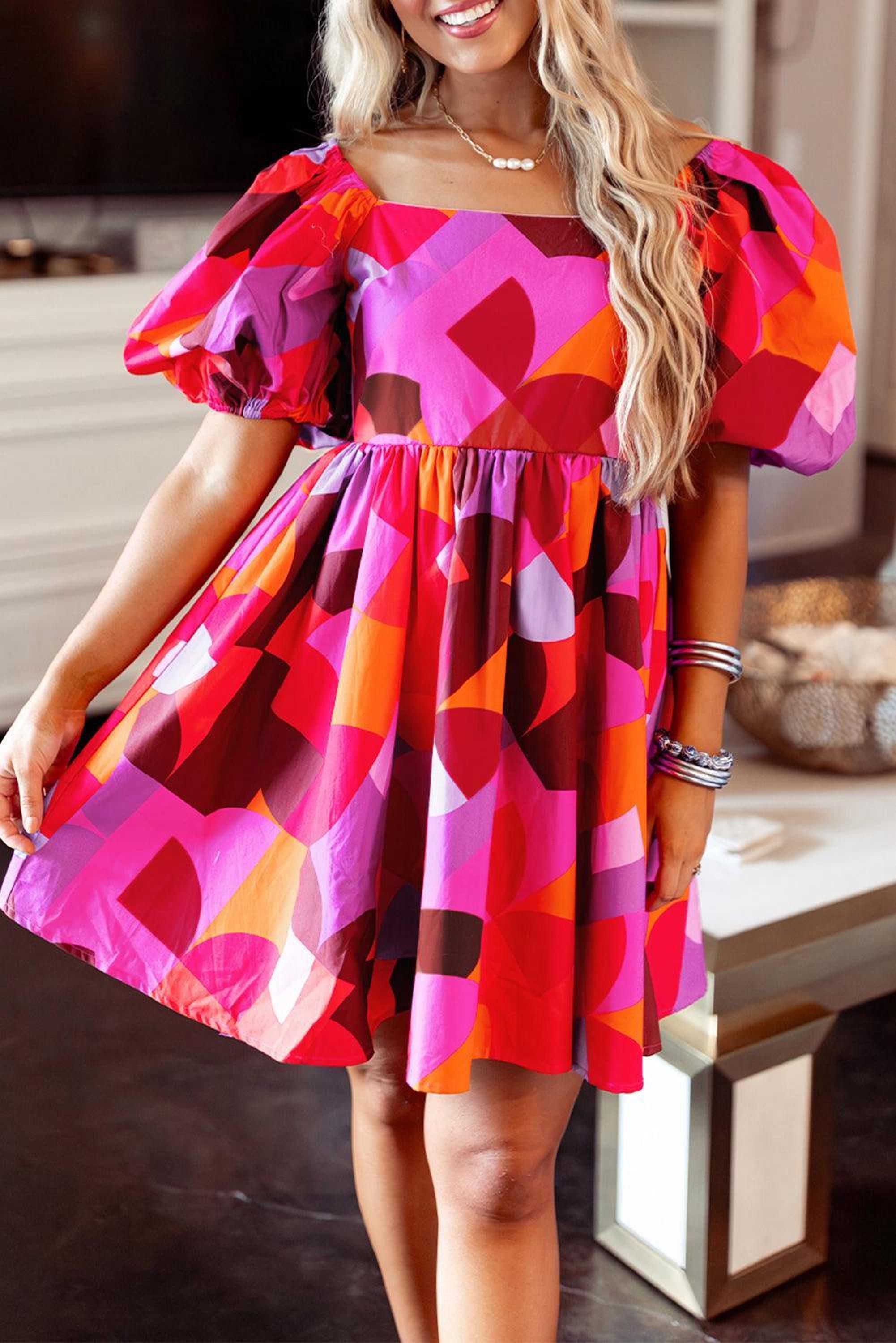 Robe colorée avec col carré et manches bouffantes élégantes
