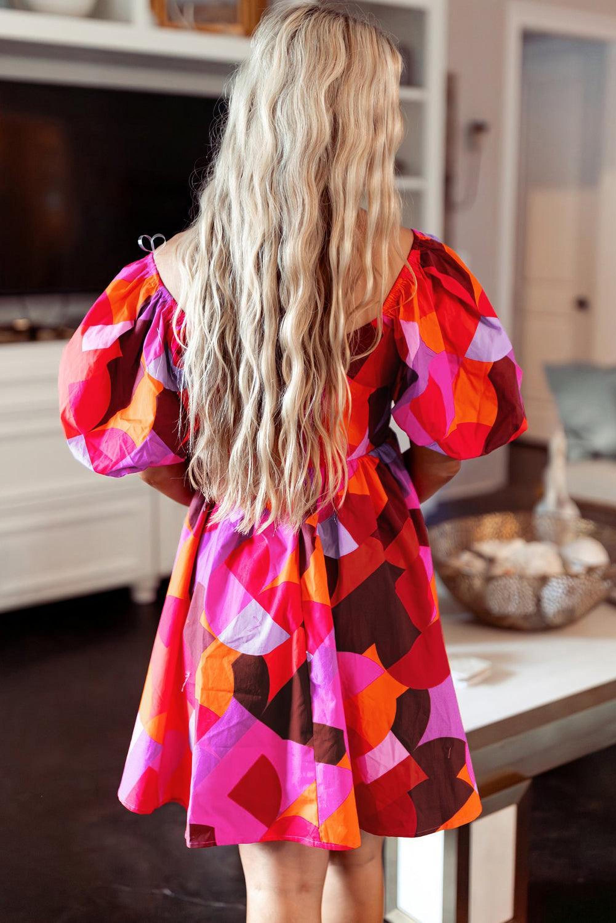 Robe colorée avec col carré et manches bouffantes élégantes