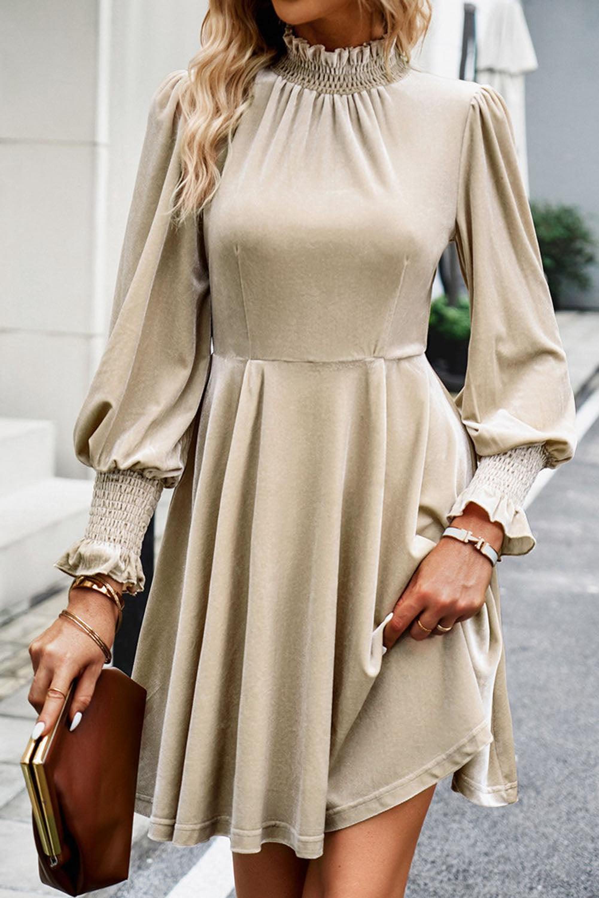 Robe courte avec manches bouffantes élégantes