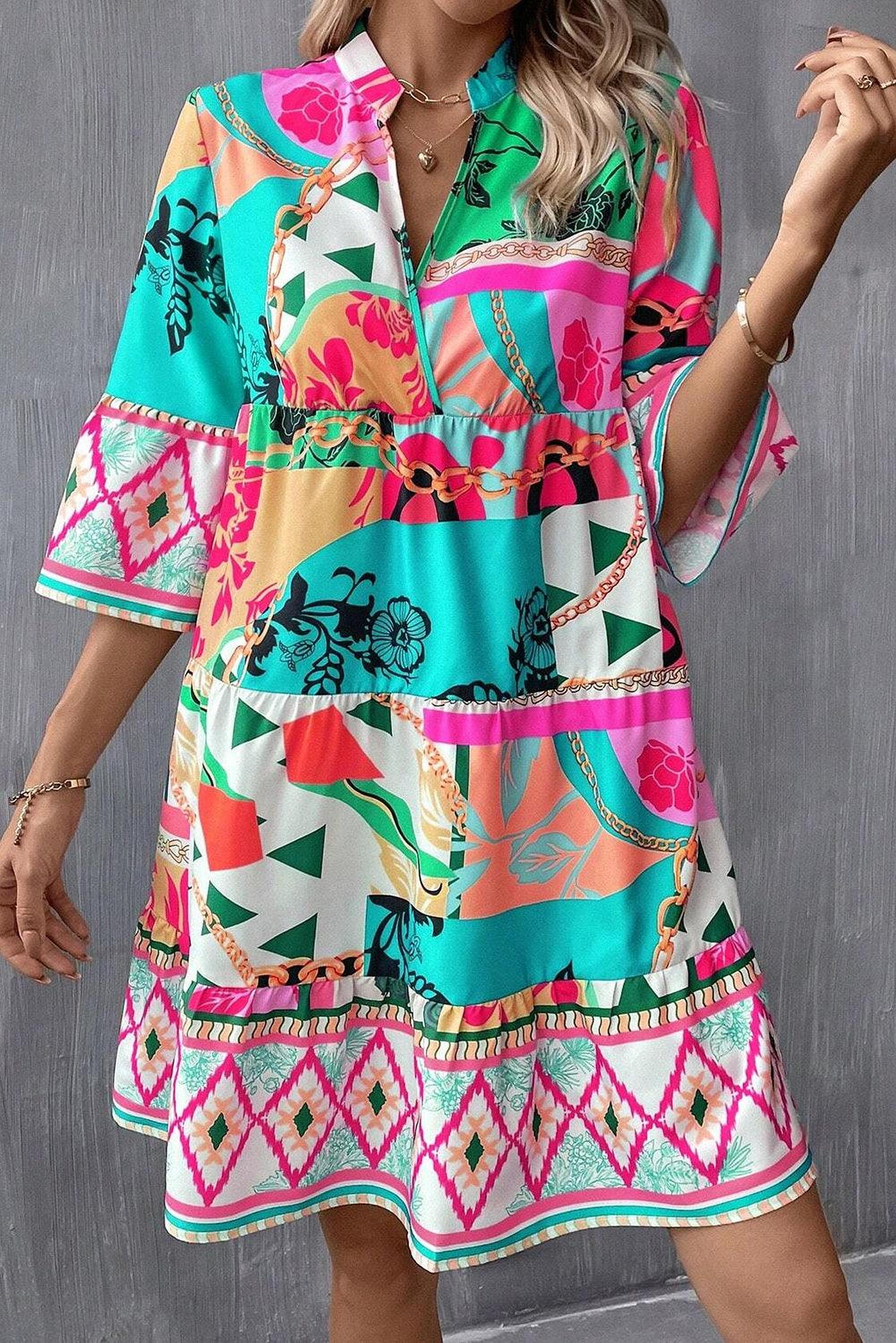 Robe courte abstraite avec manches mi-longues et col dégagé