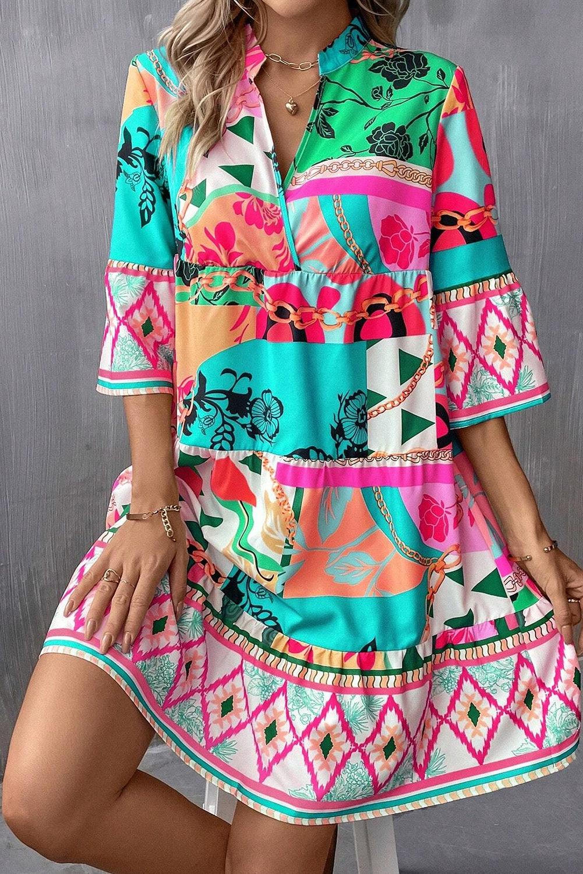 Robe courte abstraite avec manches mi-longues et col dégagé