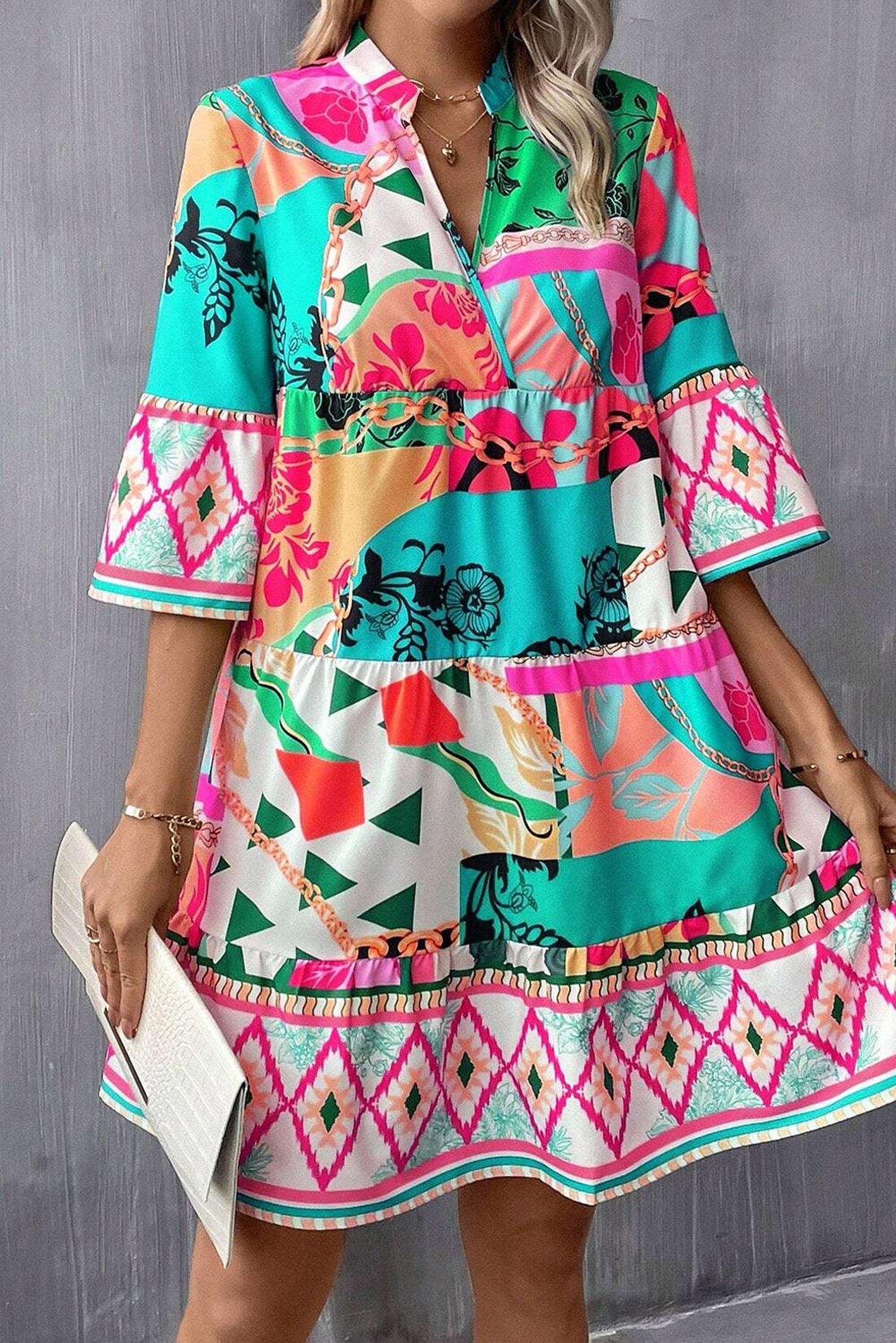 Robe courte abstraite avec manches mi-longues et col dégagé