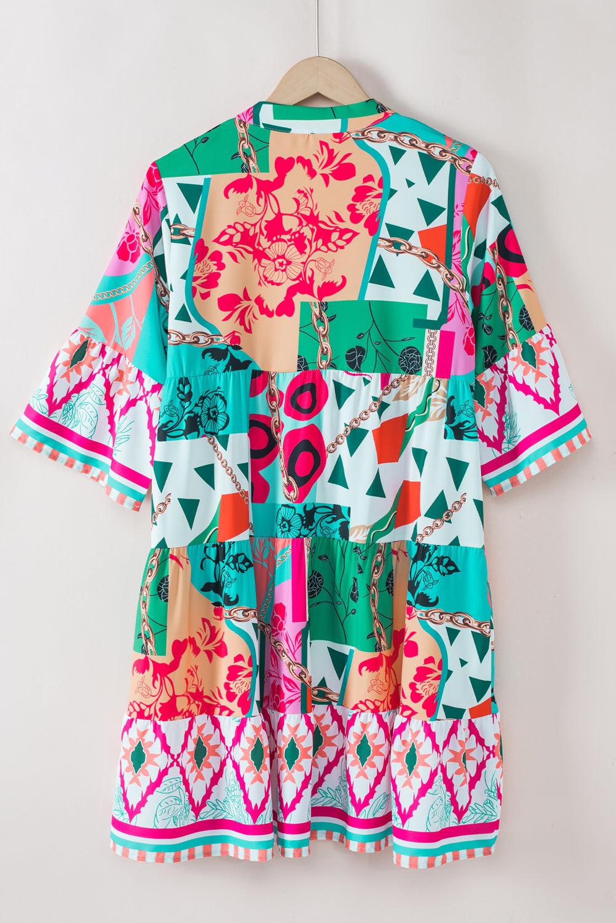 Robe courte abstraite avec manches mi-longues et col dégagé