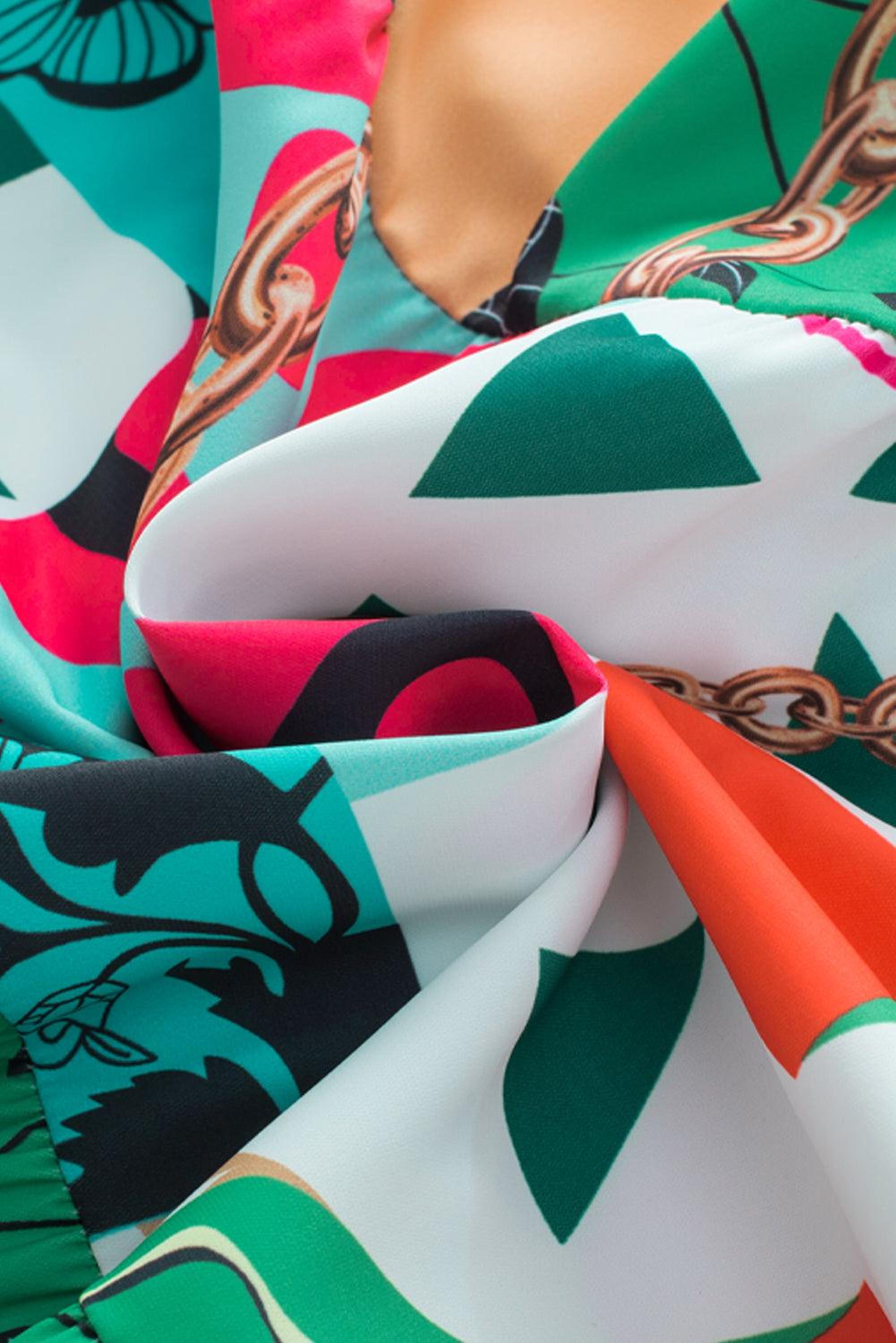 Robe courte abstraite avec manches mi-longues et col dégagé