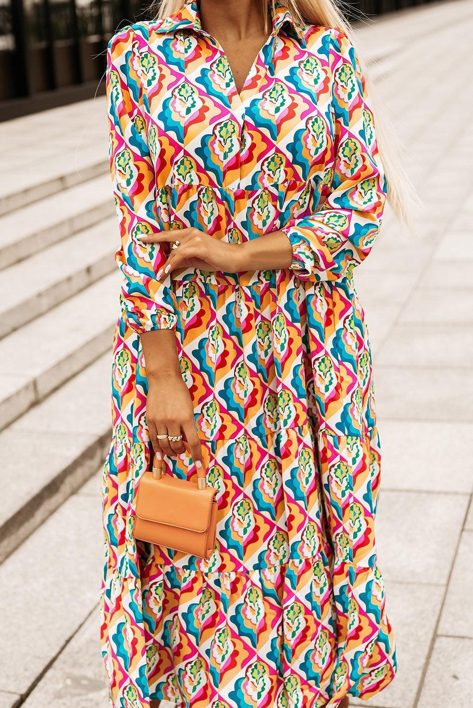 Robe élégante avec des motifs géométriques abstraits et manches longues