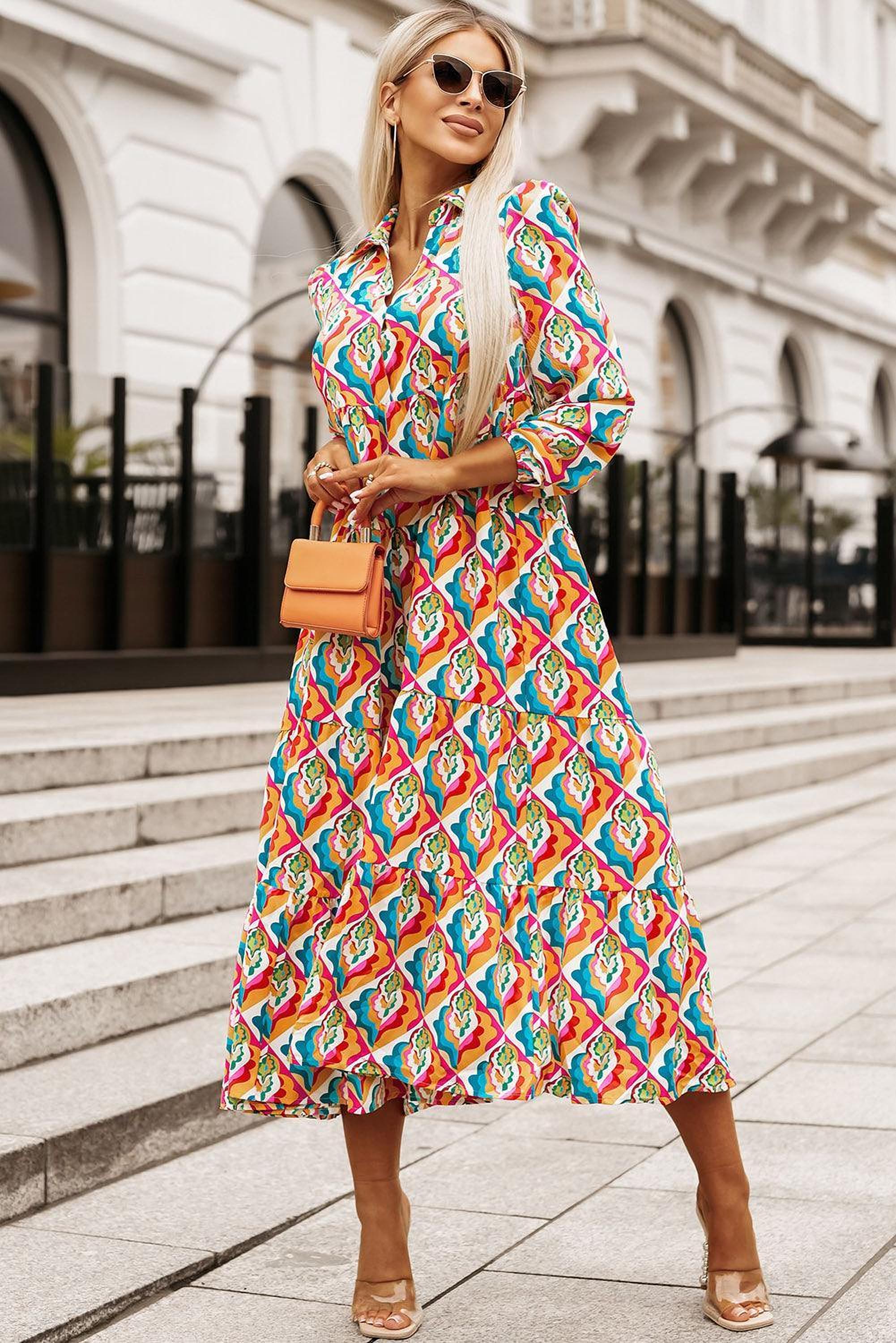 Robe élégante avec des motifs géométriques abstraits et manches longues