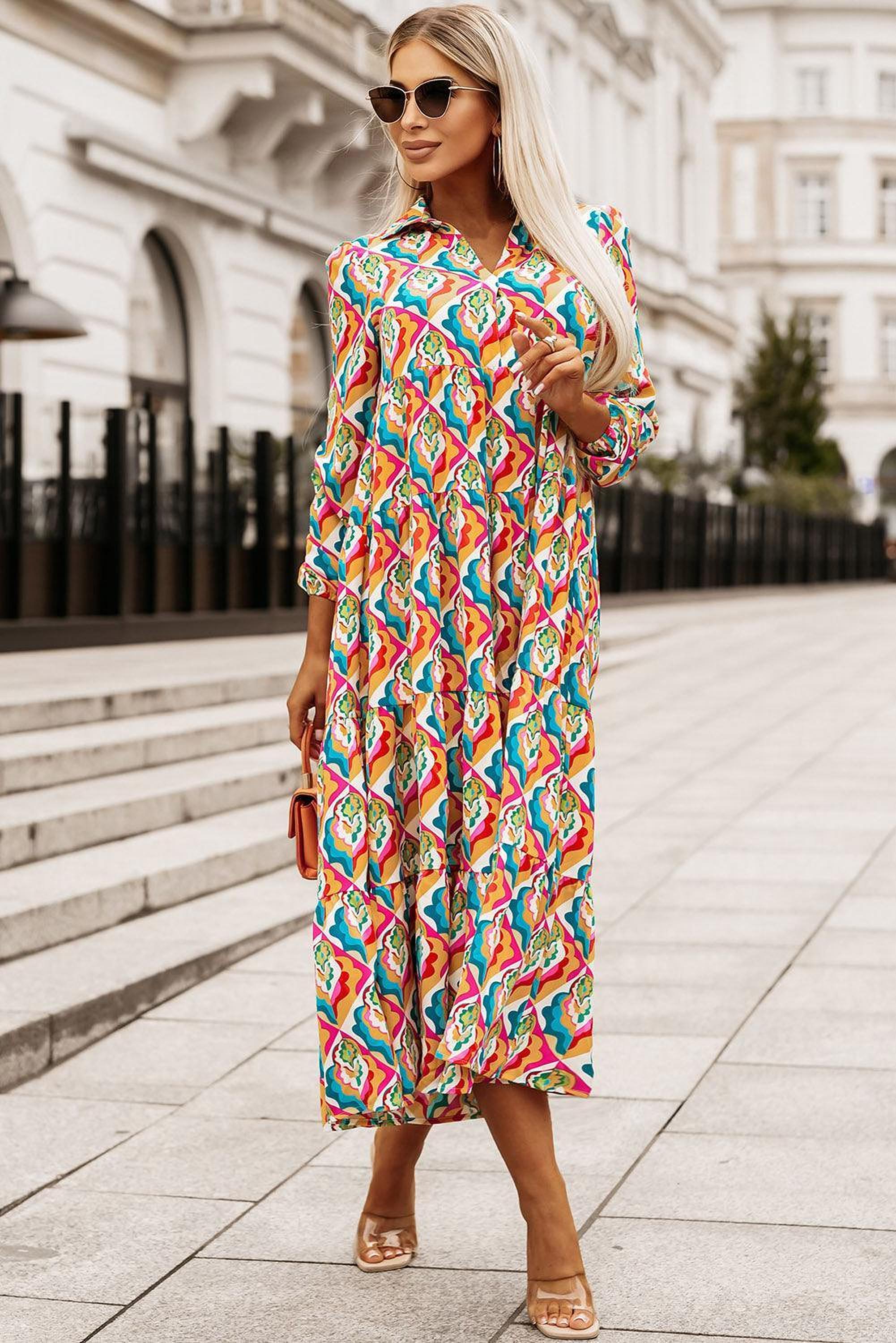 Robe élégante avec des motifs géométriques abstraits et manches longues