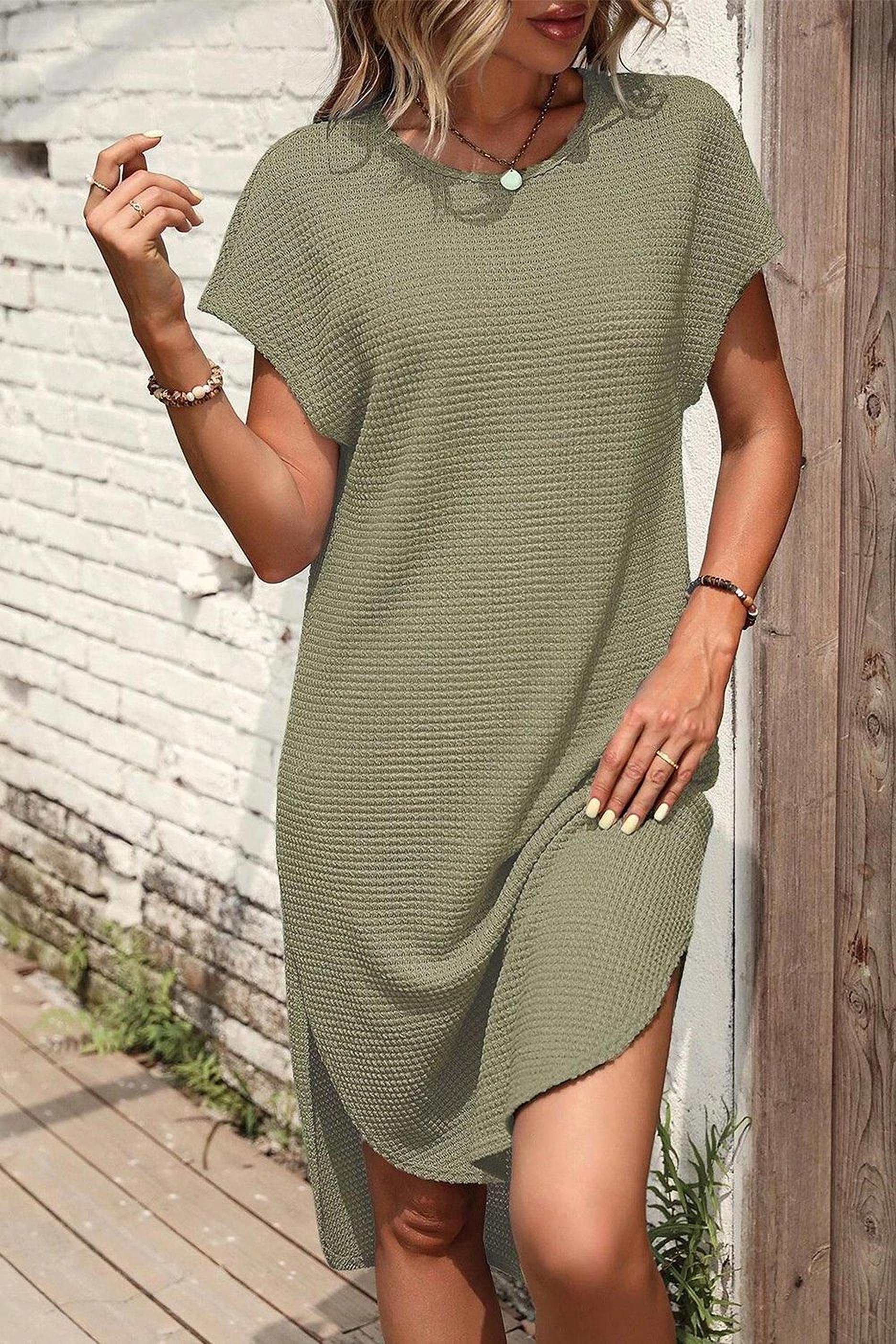 Élégance Effortless | Robe T-shirt en Tissu Gaufré avec Fente Latérale