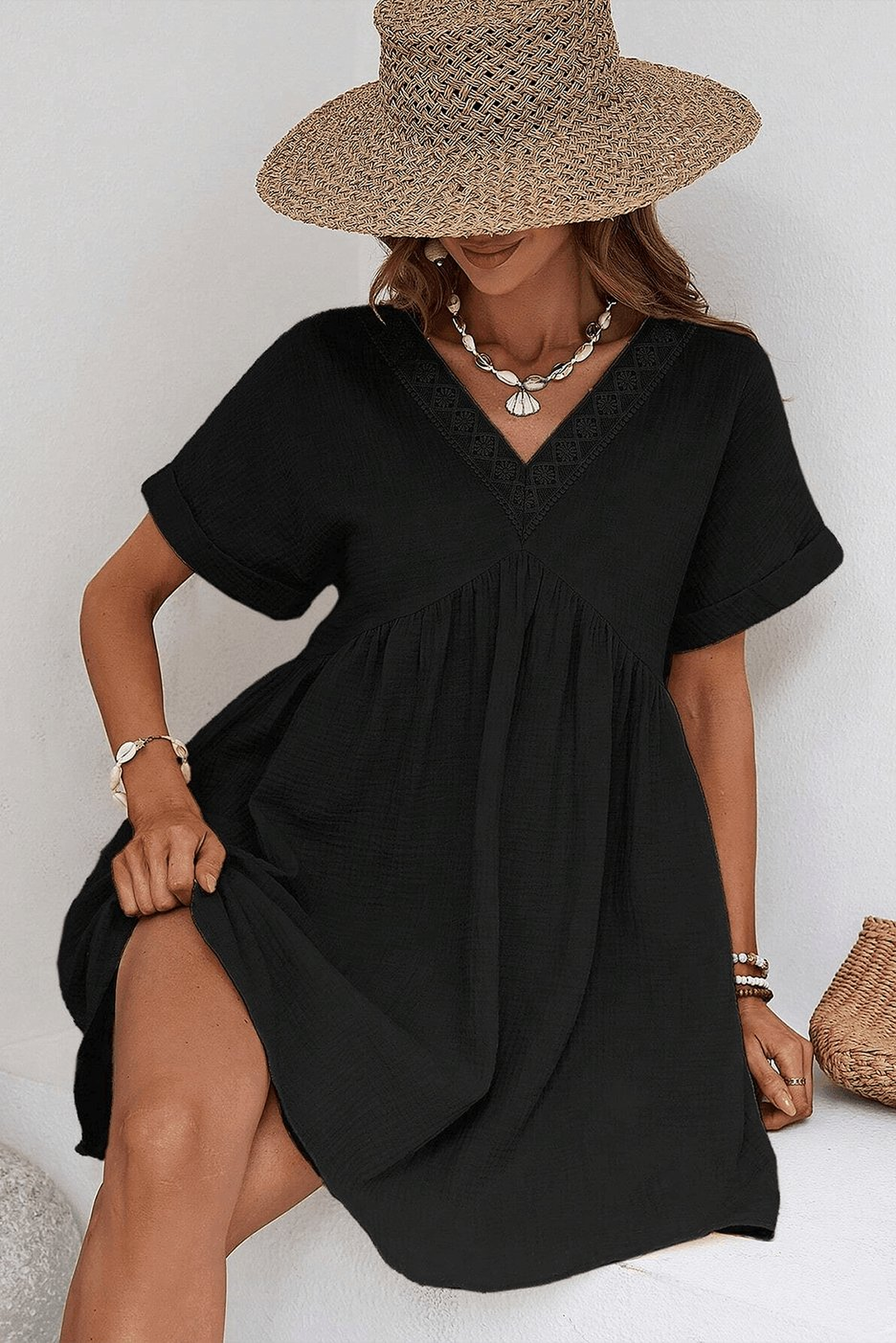 Élégance En Dentelle | Robe Mini Chic à Col en V