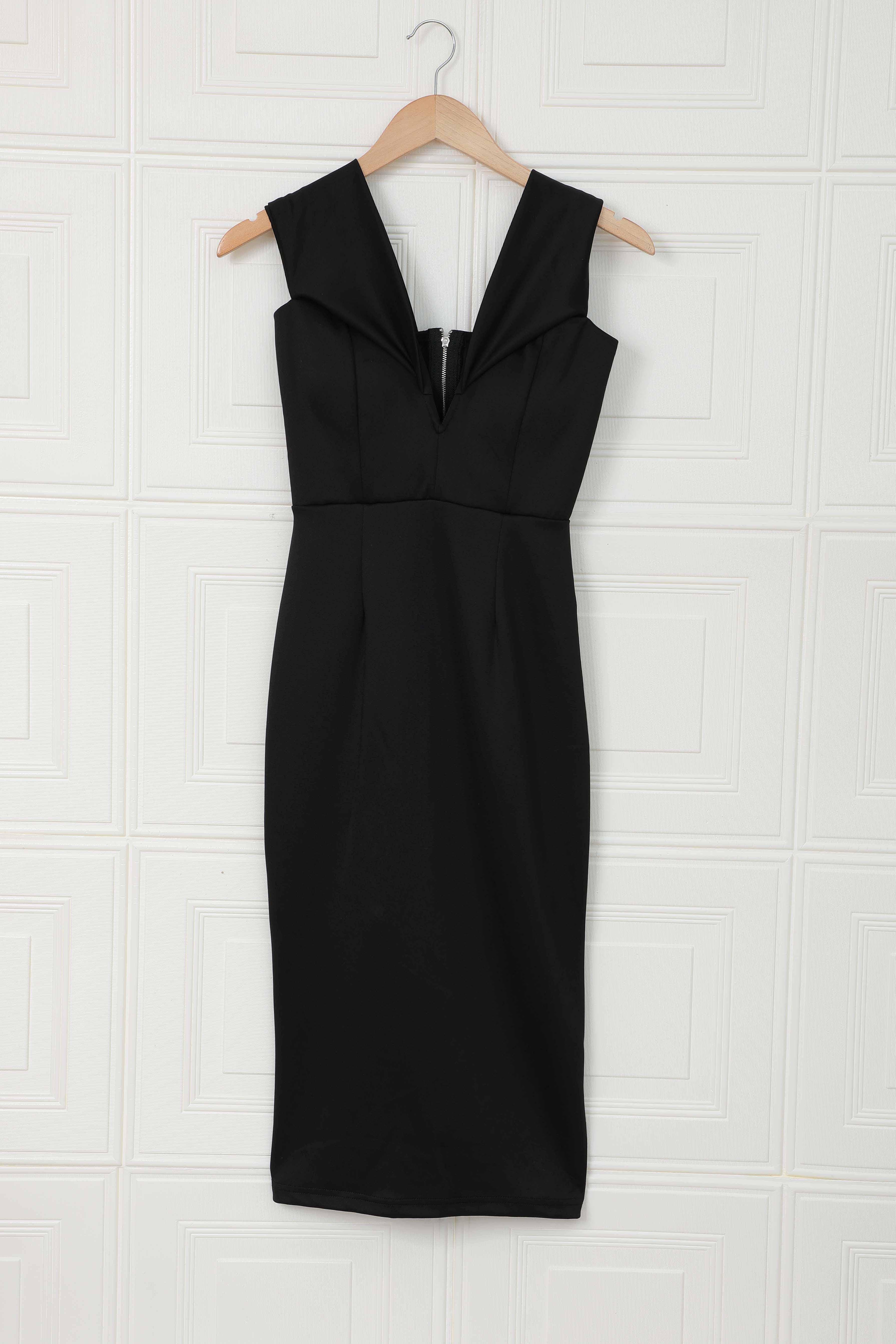 Robe midi chic à épaule dénudée, élégante et moderne